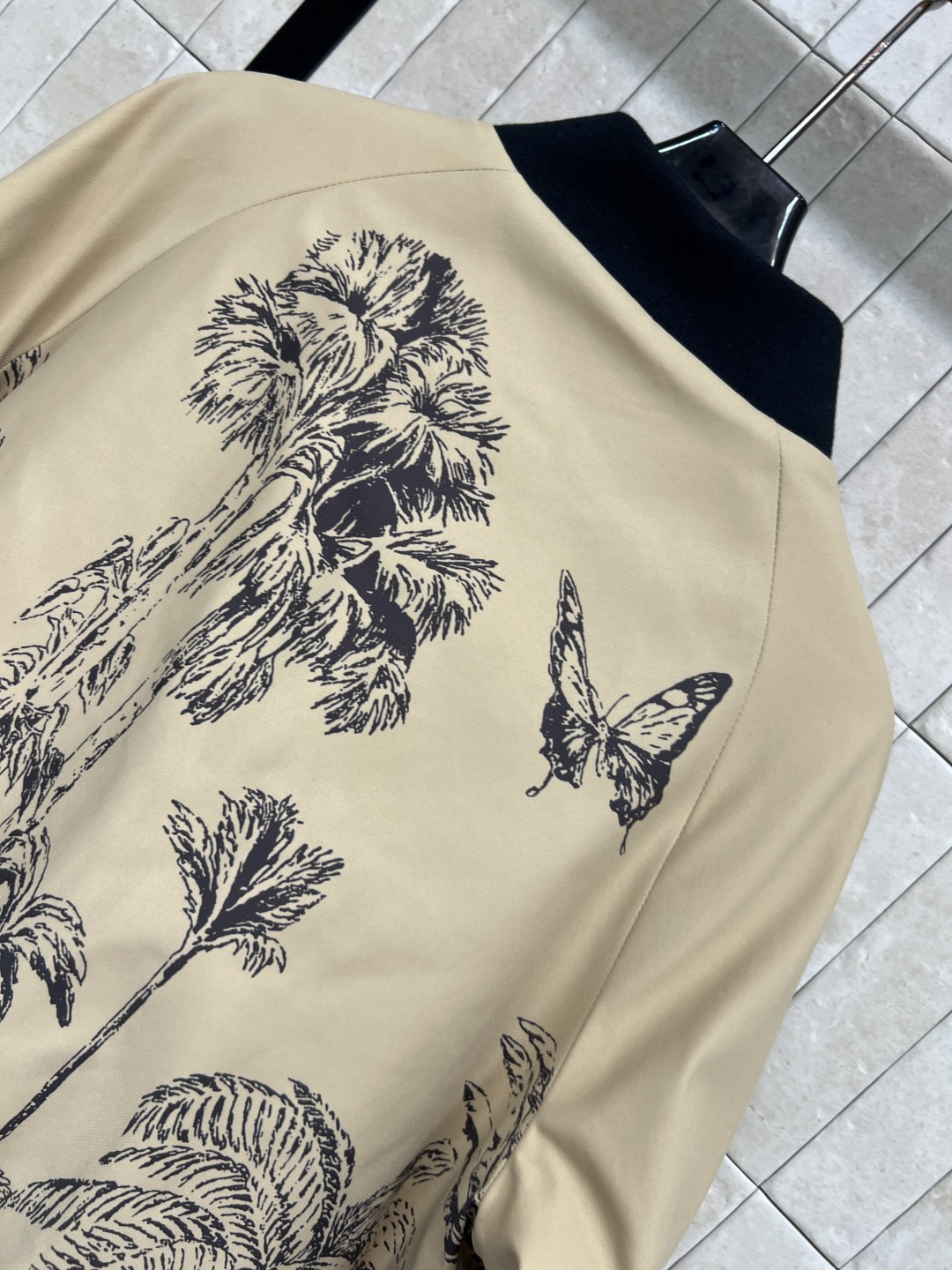 D家 25秋冬新款 双面穿飞行夹克 经典廓形 搭配黑色罗纹细节 复古又时髦！一面卡其色椰树印花 一面夹棉