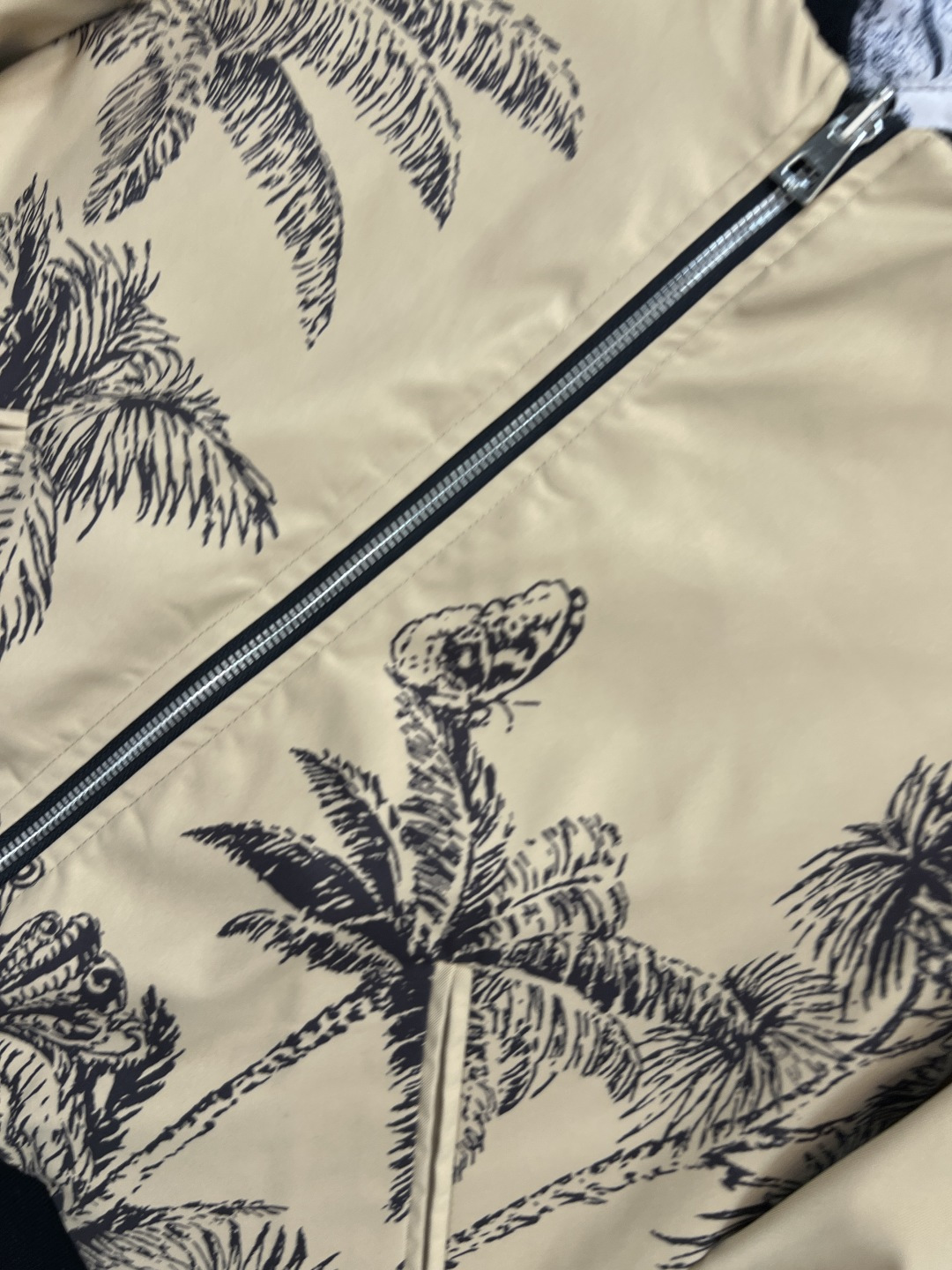 D家 25秋冬新款 双面穿飞行夹克 经典廓形 搭配黑色罗纹细节 复古又时髦！一面卡其色椰树印花 一面夹棉