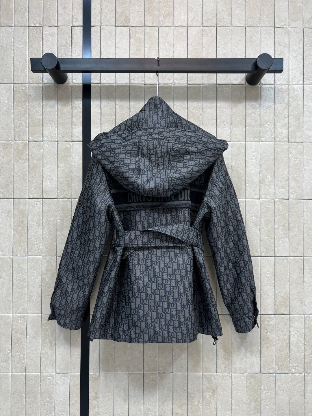 D家 25秋冬新款 老花连帽冲锋衣 可拆卸连帽立领设计 时尚又实用！连帽设计+可调节腰带 搭配多功能口袋