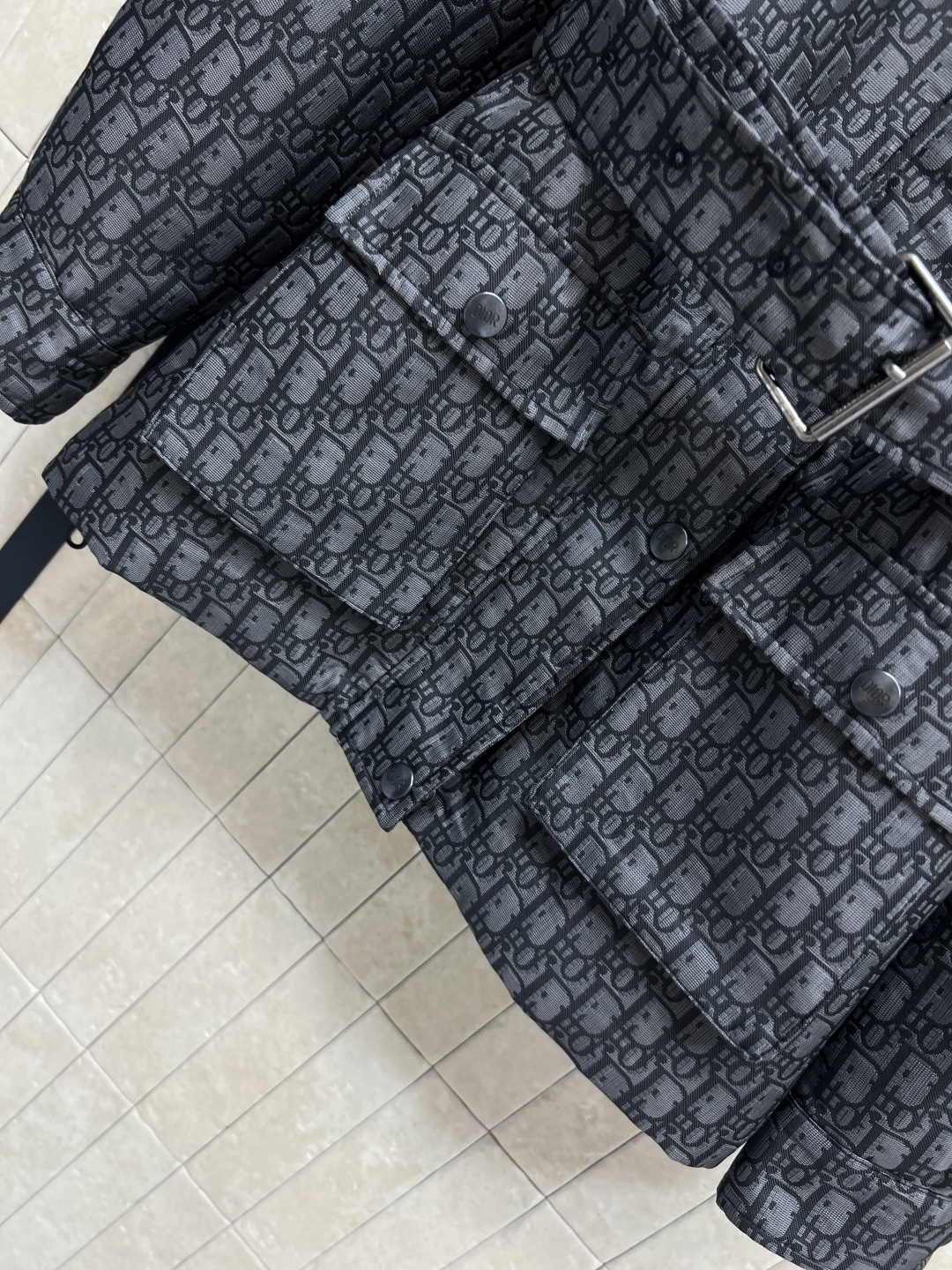 D家 25秋冬新款 老花连帽冲锋衣 可拆卸连帽立领设计 时尚又实用！连帽设计+可调节腰带 搭配多功能口袋