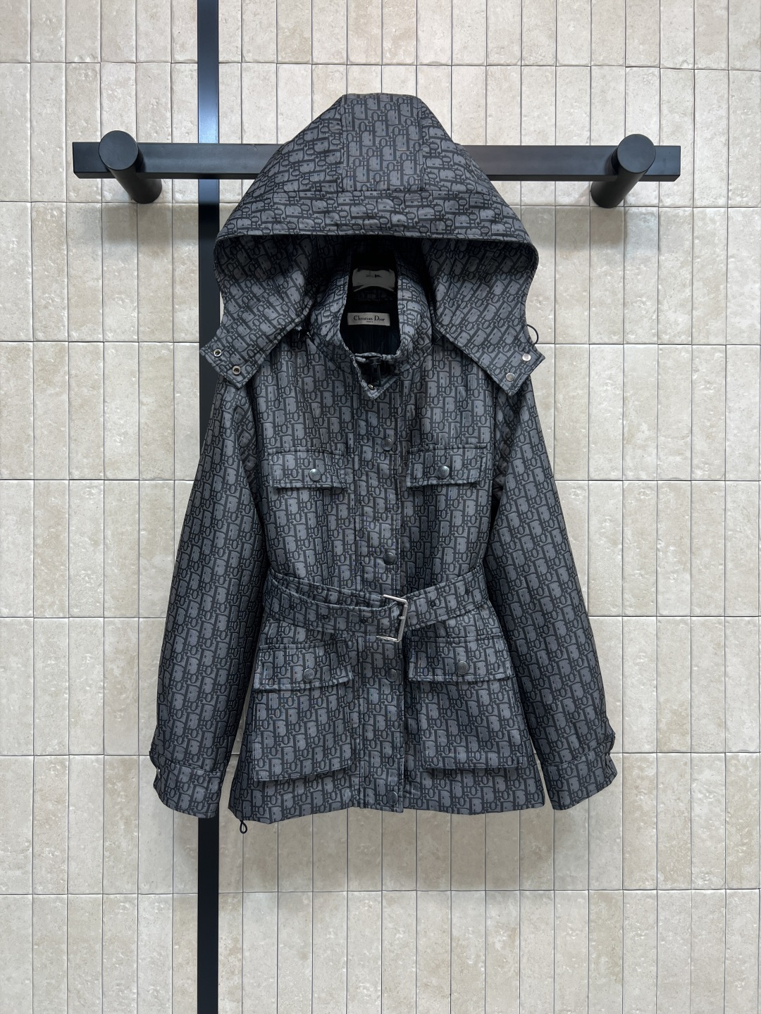 NO:575979,D Home 25 new autumn and winter presbyopic hooded jacket with detachable hooded stand-up collar design, fashionable and practical!  Hooded design + adjustable belt with multi-functional pockets. It is OK for outdoor commuting. The all-over printing is highly recognizable. The classic all-over printing pattern fabric highlights the brand identity. Wear it in autumn and winter. It is warm and windproof. Pair it with casual pants or sneakers to easily get an urban functional look!  One color three codes SML,,dior,sneakers,hats,alexander wang19860909D家 25秋冬新款 老花连帽冲锋衣 可拆卸连帽立领设计 时尚又实用！连帽设计+可调节腰带 搭配多功能口袋 户外通勤都OK 满印辨识度超高 经典满印图案面料 彰显品牌身份 秋冬季节穿它 保暖又防风 搭配休闲裤或运动鞋 轻松get都市机能风look！一色三码 SML,,dior,sneakers,hats,alexander wang,Women's clothing