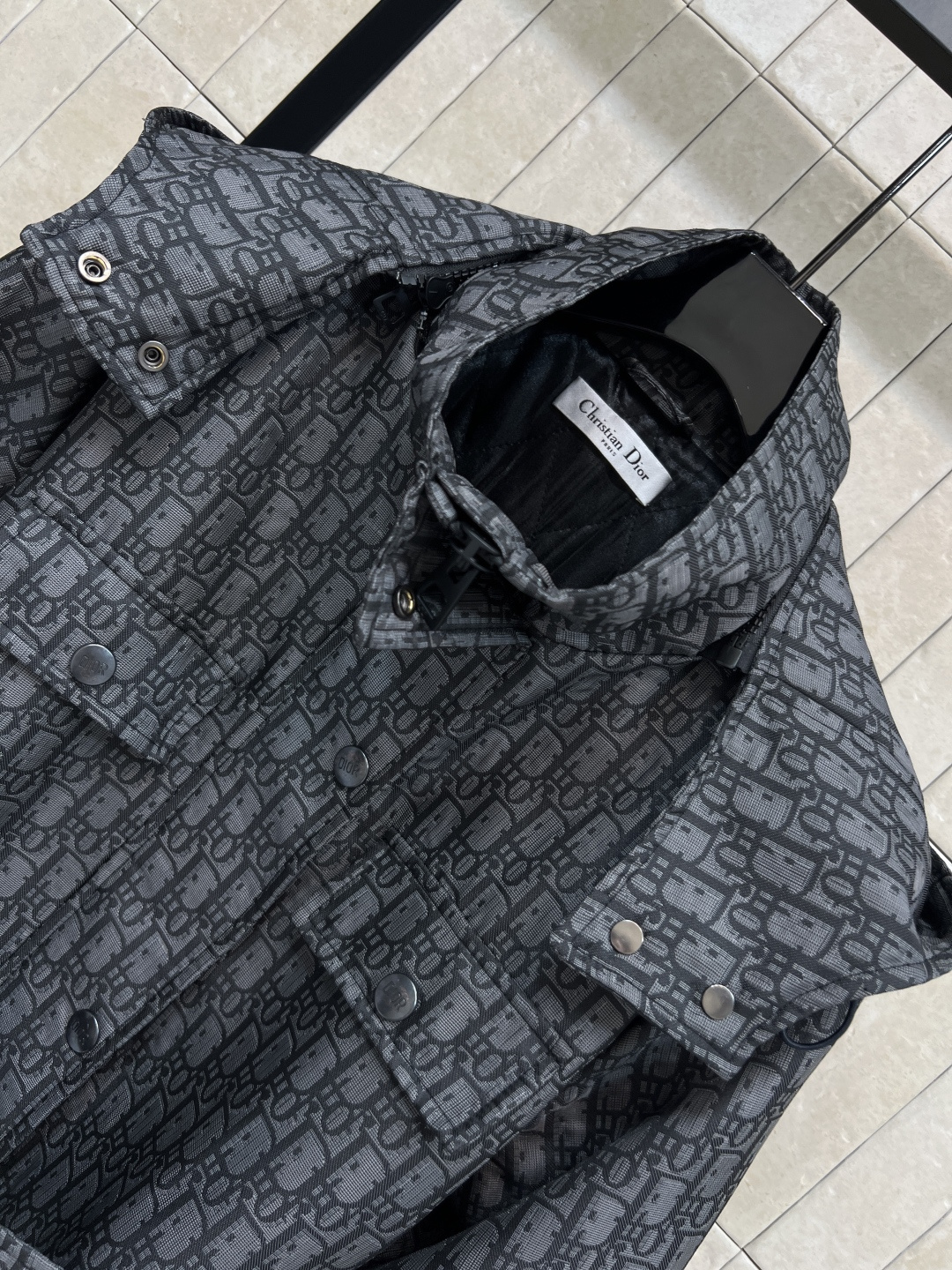 D家 25秋冬新款 老花连帽冲锋衣 可拆卸连帽立领设计 时尚又实用！连帽设计+可调节腰带 搭配多功能口袋