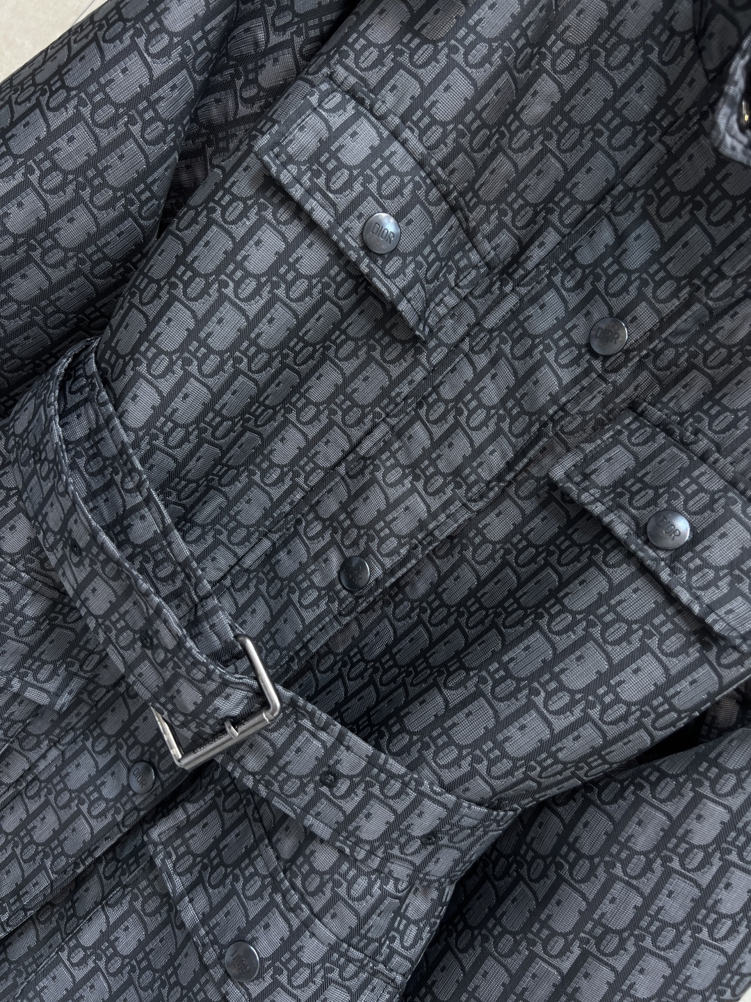 D家 25秋冬新款 老花连帽冲锋衣 可拆卸连帽立领设计 时尚又实用！连帽设计+可调节腰带 搭配多功能口袋