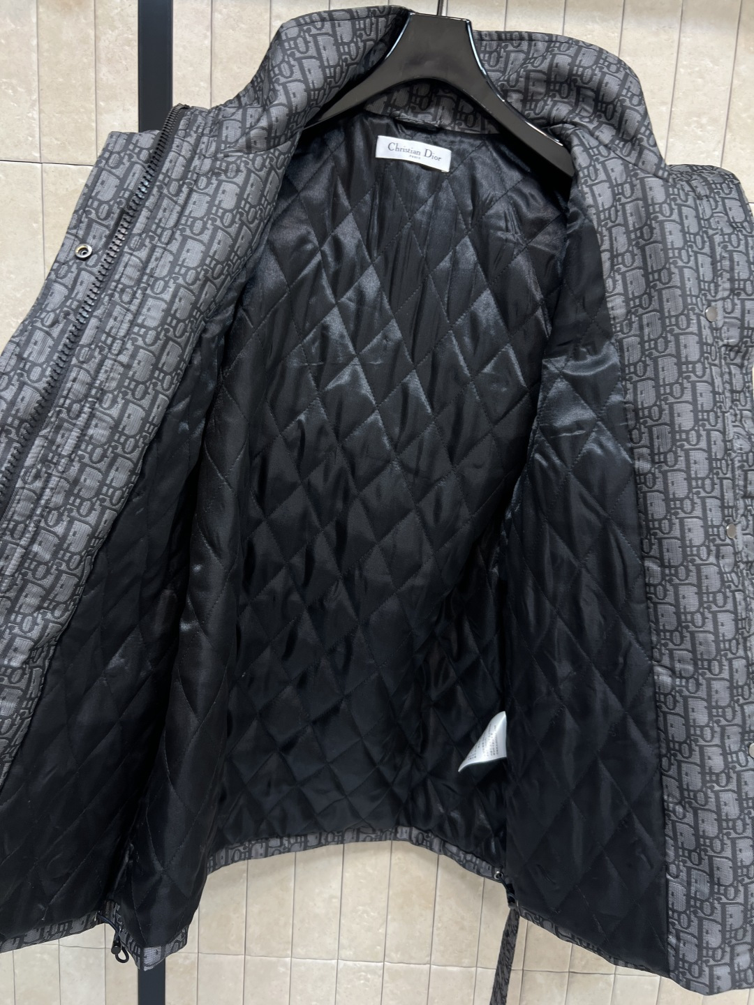 D家 25秋冬新款 老花连帽冲锋衣 可拆卸连帽立领设计 时尚又实用！连帽设计+可调节腰带 搭配多功能口袋