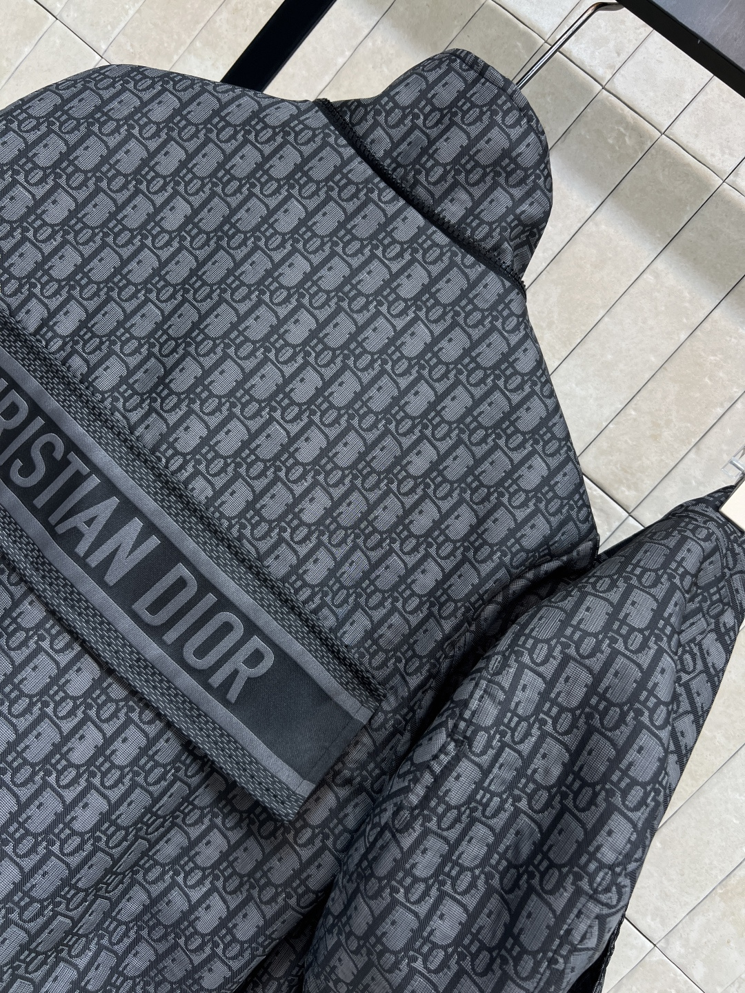 D家 25秋冬新款 老花连帽冲锋衣 可拆卸连帽立领设计 时尚又实用！连帽设计+可调节腰带 搭配多功能口袋