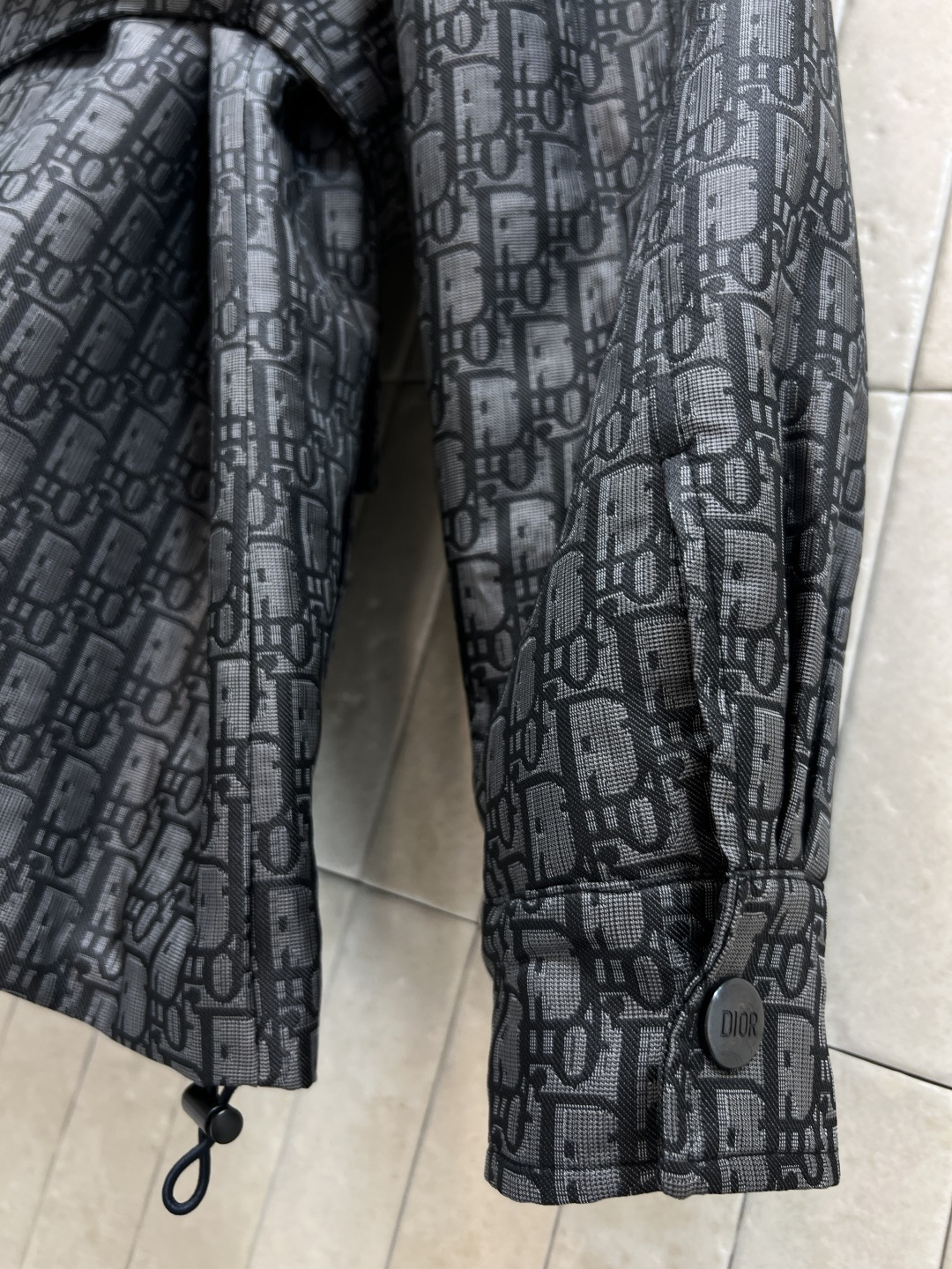 D家 25秋冬新款 老花连帽冲锋衣 可拆卸连帽立领设计 时尚又实用！连帽设计+可调节腰带 搭配多功能口袋