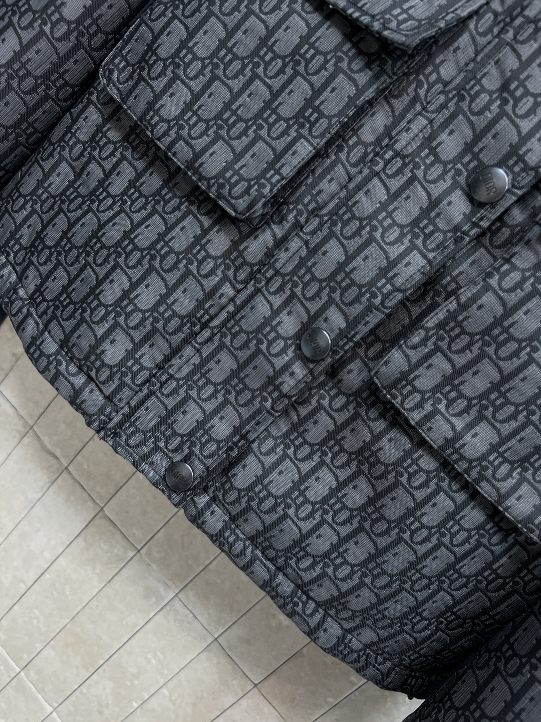 D家 25秋冬新款 老花提花连帽短款夹克 可拆卸连帽立领设计 经典老花图案 辨识度超高！高品质面料 柔软