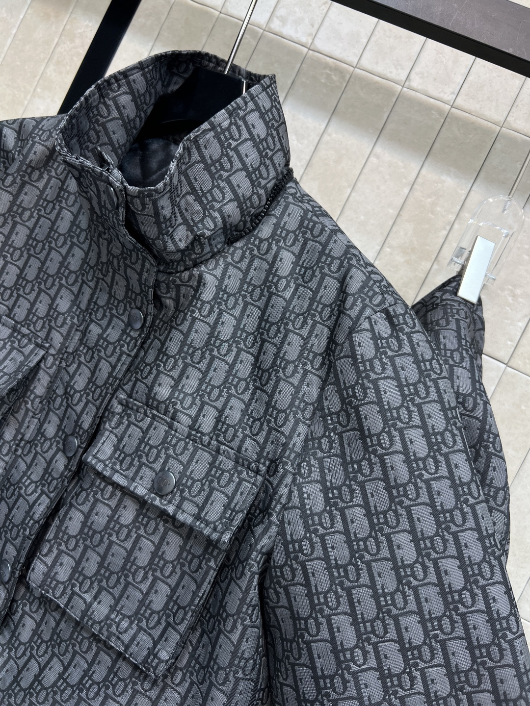 D家 25秋冬新款 老花提花连帽短款夹克 可拆卸连帽立领设计 经典老花图案 辨识度超高！高品质面料 柔软