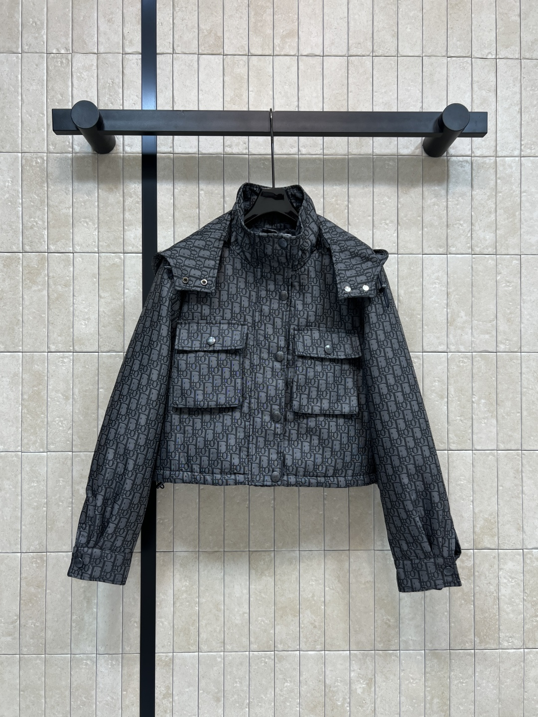 D家 25秋冬新款 老花提花连帽短款夹克 可拆卸连帽立领设计 经典老花图案 辨识度超高！高品质面料 柔软