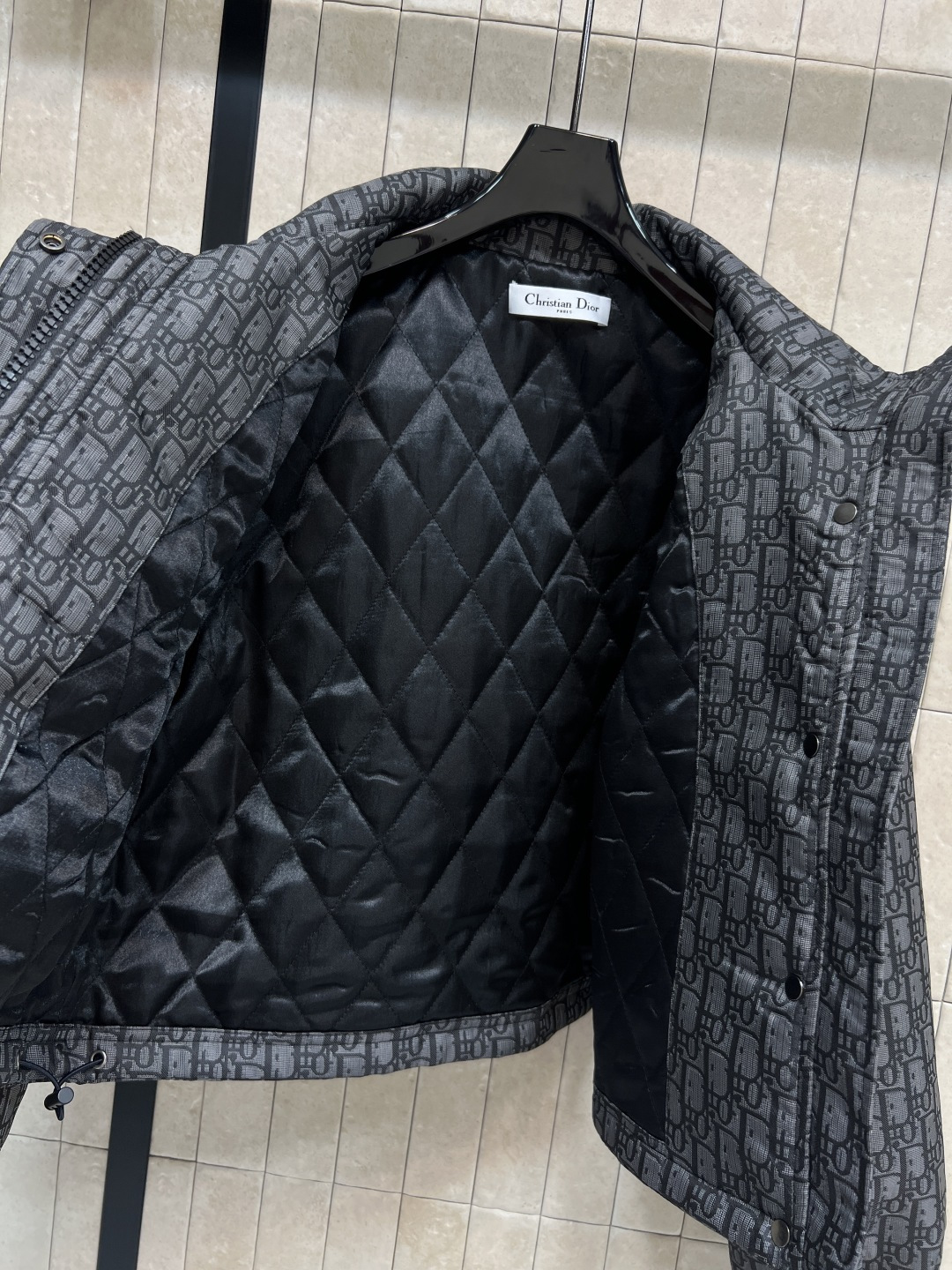 D家 25秋冬新款 老花提花连帽短款夹克 可拆卸连帽立领设计 经典老花图案 辨识度超高！高品质面料 柔软