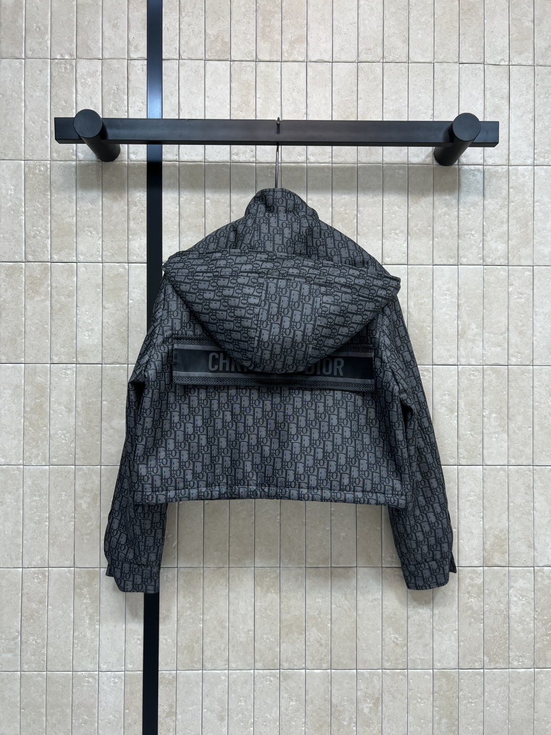 D家 25秋冬新款 老花提花连帽短款夹克 可拆卸连帽立领设计 经典老花图案 辨识度超高！高品质面料 柔软