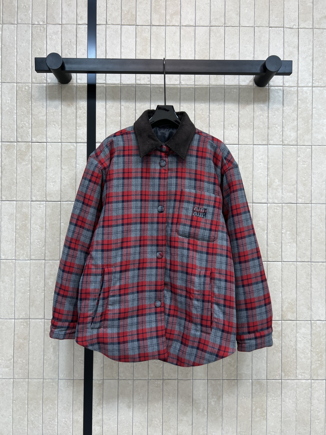 NO:575980,Comes with dust bag MIu Home 25 new autumn and winter style retro plaid corduroy collar down jacket, retro plaid + brown corduroy lapel, perfect details, loose shirt-style version, dropped shoulder design, super casual, suitable for a variety of body types, high-quality down filling, strong warmth retention, very suitable for autumn and winter, paired with corduroy pants or jeans, easily get college style or casual style, can be used for daily commuting and outdoor activities!  Fashionistas must buy one color and three sizes,,miumiu,jeans,jackets & coats,shirts,down jacket,alexander wang19860909配防尘袋MIu家 25秋冬新款 复古格纹灯芯绒领羽绒夹克 复古格纹+棕色灯芯绒翻领 细节满分 宽松衬衫式版型 落肩设计超显随性 适合多种身材 高品质羽绒填充 保暖力强 秋冬穿超合适 搭配灯芯绒裤或牛仔裤 轻松get学院风or休闲风 日常通勤、户外活动都能hold住！时髦精必入一色三码,,miumiu,jeans,jackets & coats,shirts,down jacket,alexander wang,Women's clothing