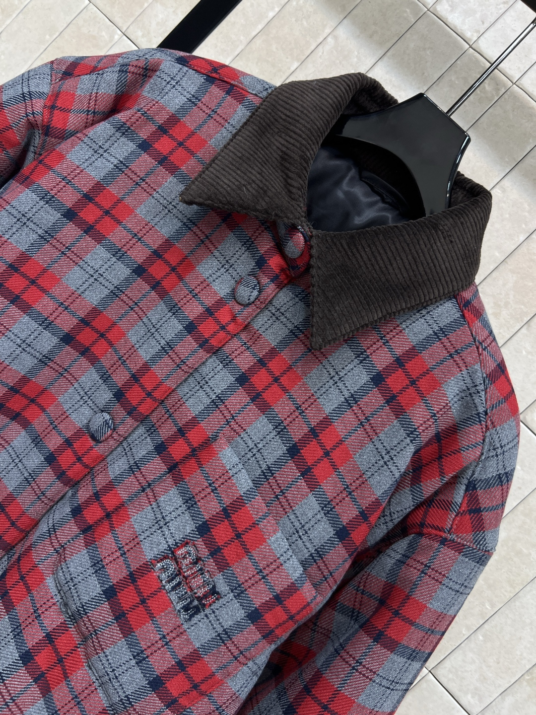 MIu家 25秋冬新款 复古格纹灯芯绒领羽绒夹克 复古格纹+棕色灯芯绒翻领 细节满分 宽松衬衫式版型 落