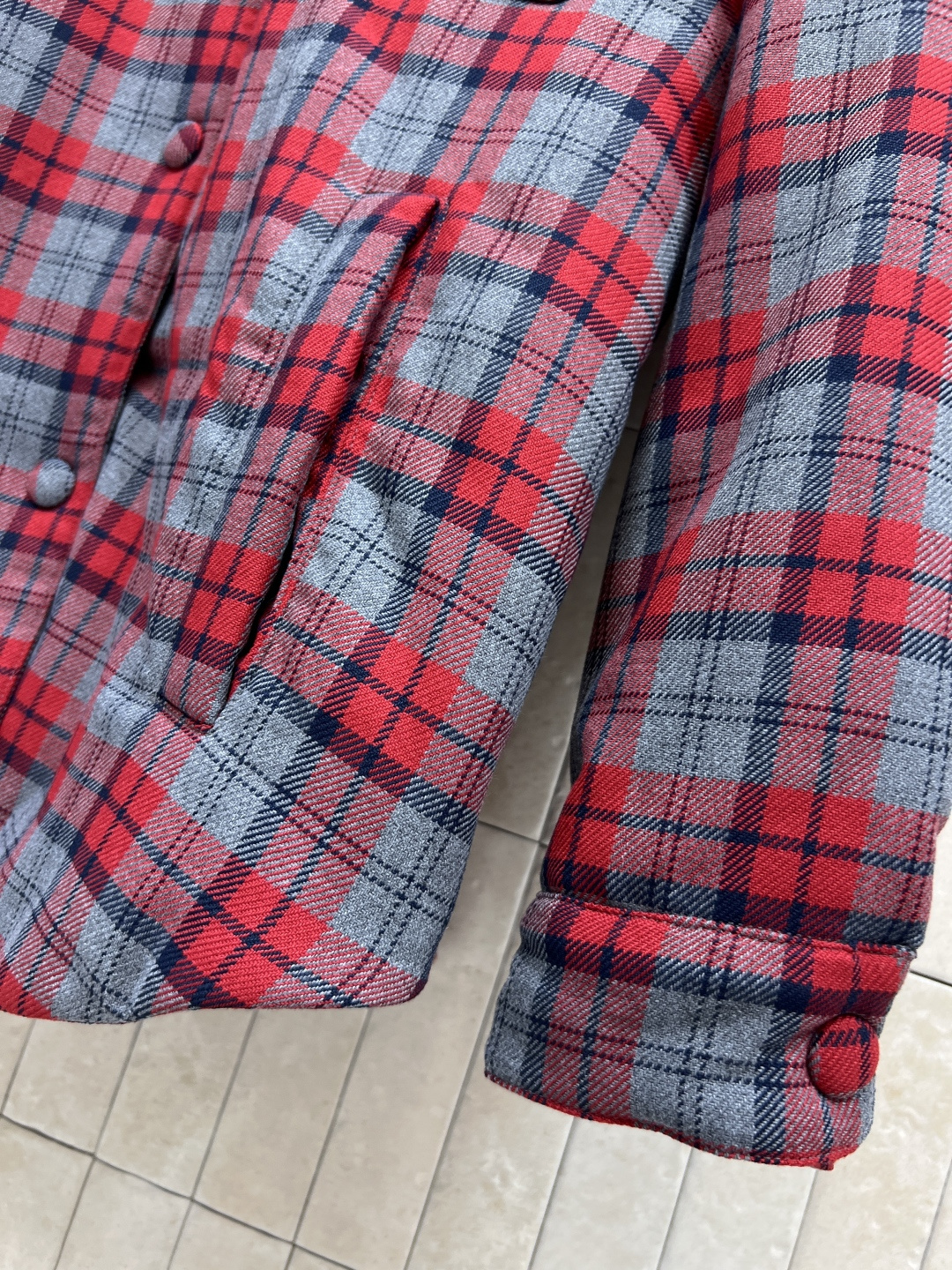 MIu家 25秋冬新款 复古格纹灯芯绒领羽绒夹克 复古格纹+棕色灯芯绒翻领 细节满分 宽松衬衫式版型 落