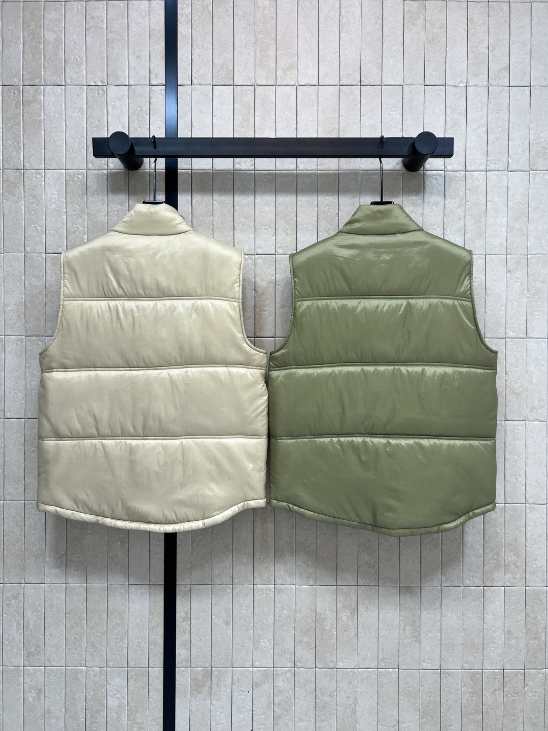 CE家 25秋冬新款 凯旋门羽绒马甲 主打奶咖色和卡其绿 轻薄又保暖 正面凯旋门刺绣细节超精致 搭配毛衣