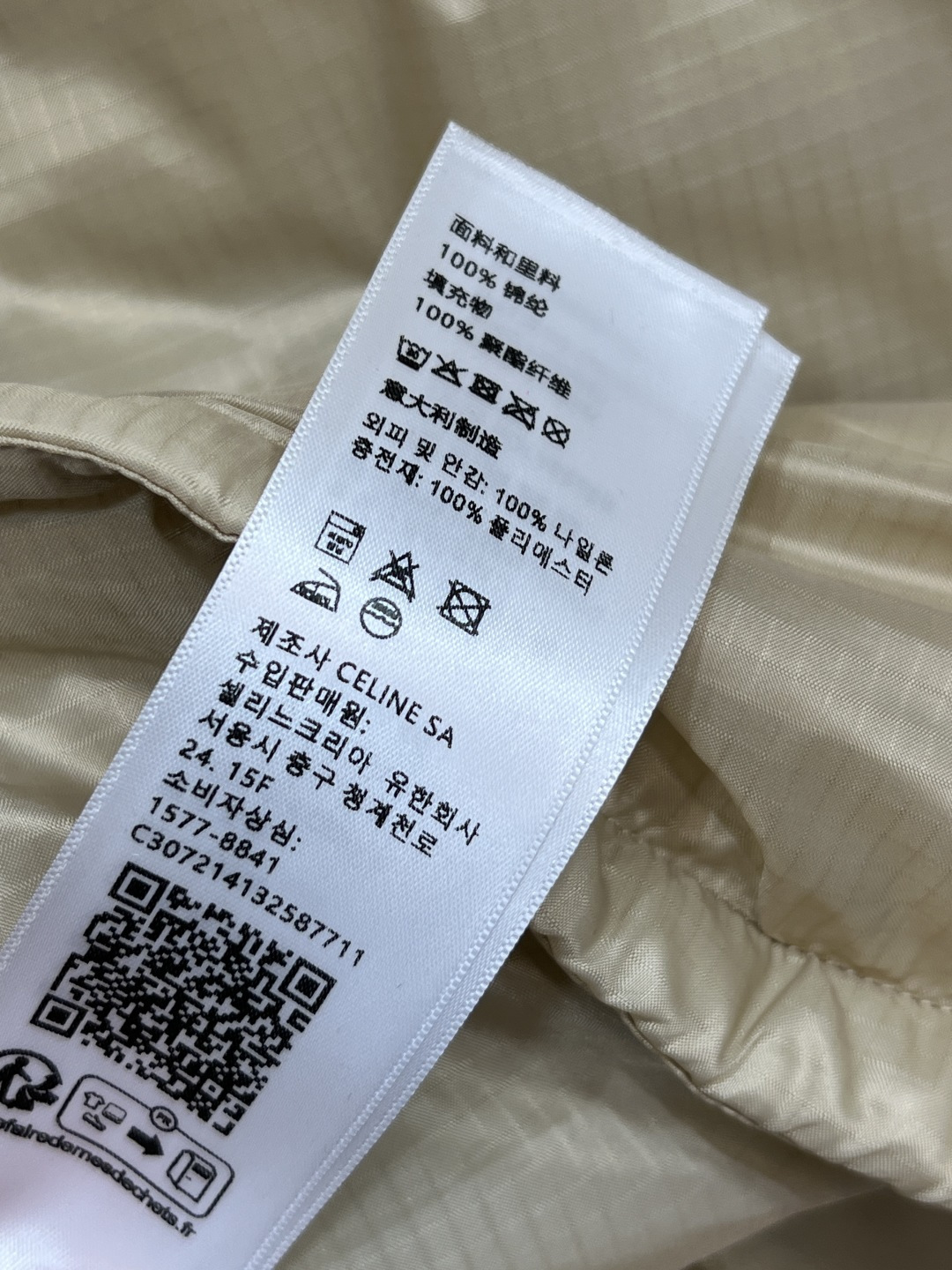 CE家 25秋冬新款 凯旋门羽绒马甲 主打奶咖色和卡其绿 轻薄又保暖 正面凯旋门刺绣细节超精致 搭配毛衣