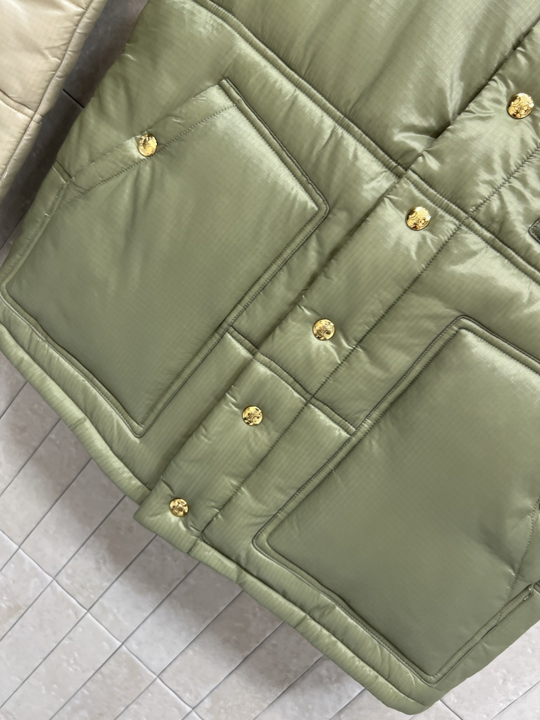 CE家 25秋冬新款 凯旋门羽绒马甲 主打奶咖色和卡其绿 轻薄又保暖 正面凯旋门刺绣细节超精致 搭配毛衣