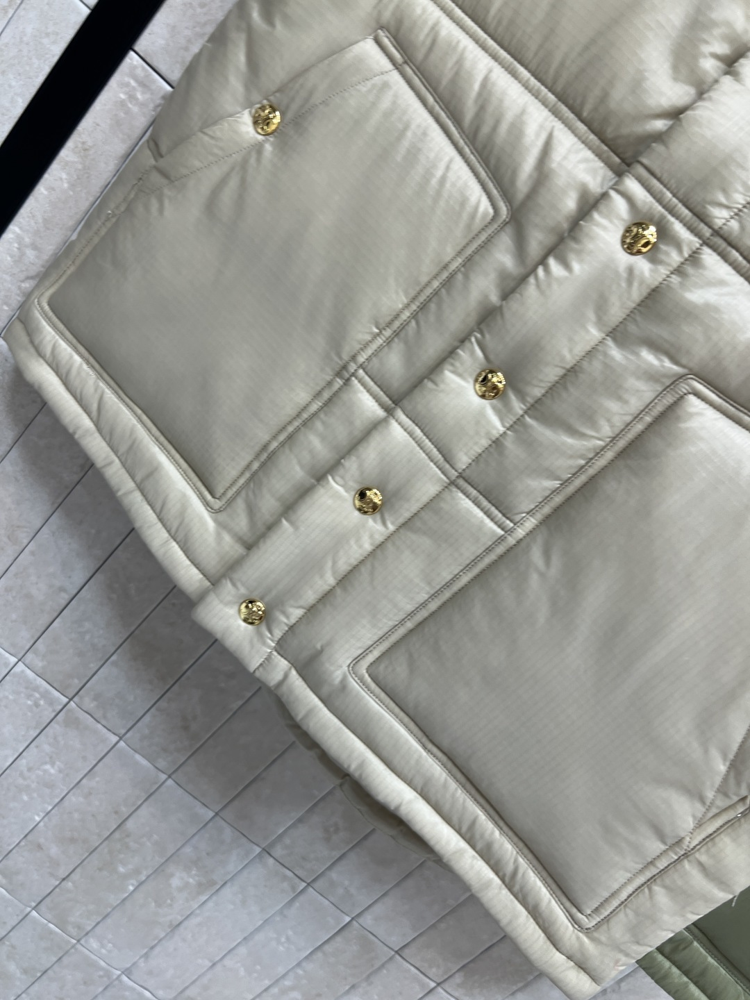 CE家 25秋冬新款 凯旋门羽绒马甲 主打奶咖色和卡其绿 轻薄又保暖 正面凯旋门刺绣细节超精致 搭配毛衣