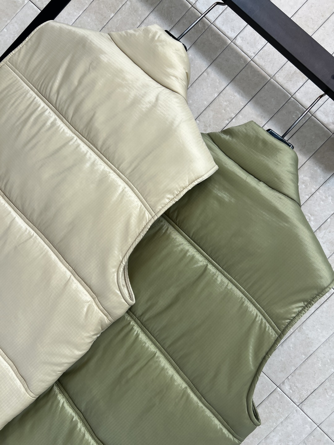 CE家 25秋冬新款 凯旋门羽绒马甲 主打奶咖色和卡其绿 轻薄又保暖 正面凯旋门刺绣细节超精致 搭配毛衣