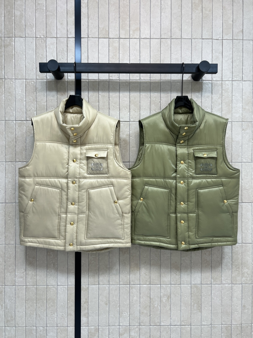 NO:576003,Comes with dust bag CE Home 25 new autumn and winter style Arc de Triomphe down vest. Mainly milk coffee and khaki green. Light and warm. The details of the Arc de Triomphe embroidery on the front are super exquisite. It is very fashionable with sweaters and sweatshirts. It can be worn for commuting and leisure. The fine plaid fabric is soft and comfortable to wear without being bulky. A must-have for autumn and winter seasons. Two colors and three sizes, hoodie, sweatshirts, sweaters, down jacket, alexander wang19860909配防尘袋CE家 25秋冬新款 凯旋门羽绒马甲 主打奶咖色和卡其绿 轻薄又保暖 正面凯旋门刺绣细节超精致 搭配毛衣、卫衣都很时髦 通勤休闲都能穿 细格纹面料柔软 穿着舒适不臃肿 秋冬换季必备 两色三码,,hoodie,sweatshirts,sweaters,down jacket,alexander wang,Women's clothing