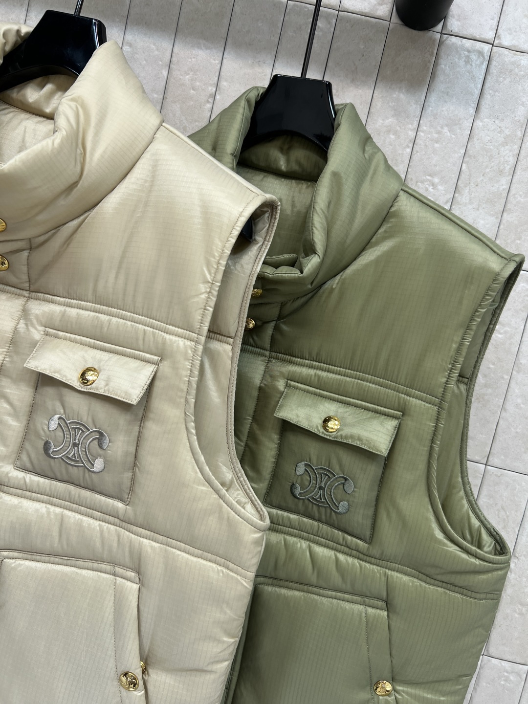 CE家 25秋冬新款 凯旋门羽绒马甲 主打奶咖色和卡其绿 轻薄又保暖 正面凯旋门刺绣细节超精致 搭配毛衣