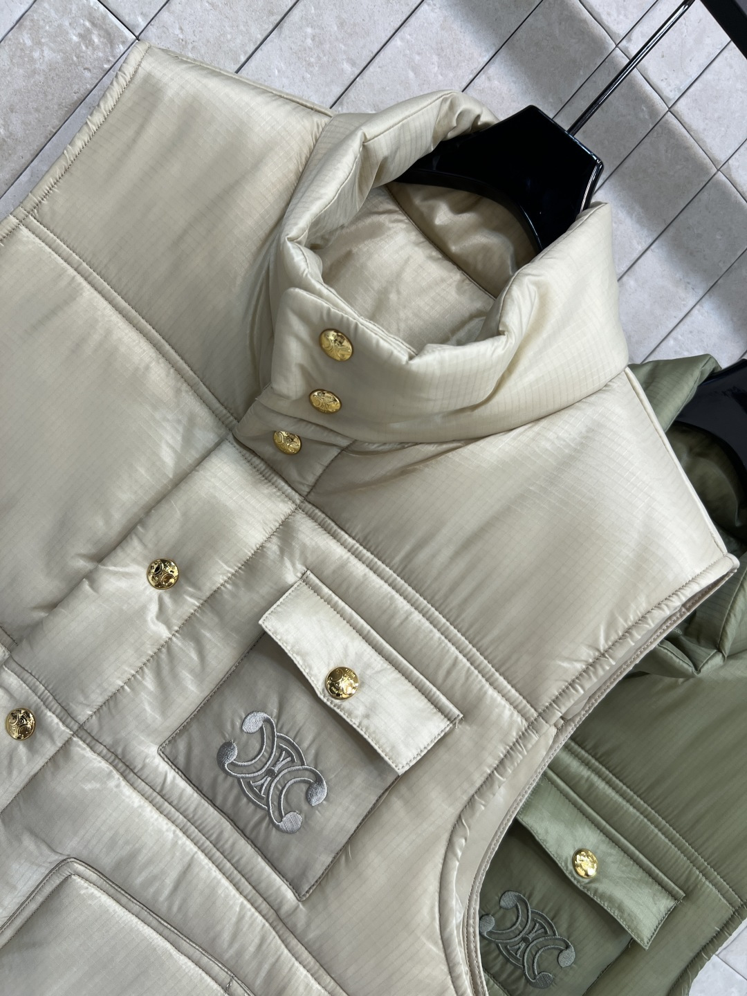 CE家 25秋冬新款 凯旋门羽绒马甲 主打奶咖色和卡其绿 轻薄又保暖 正面凯旋门刺绣细节超精致 搭配毛衣