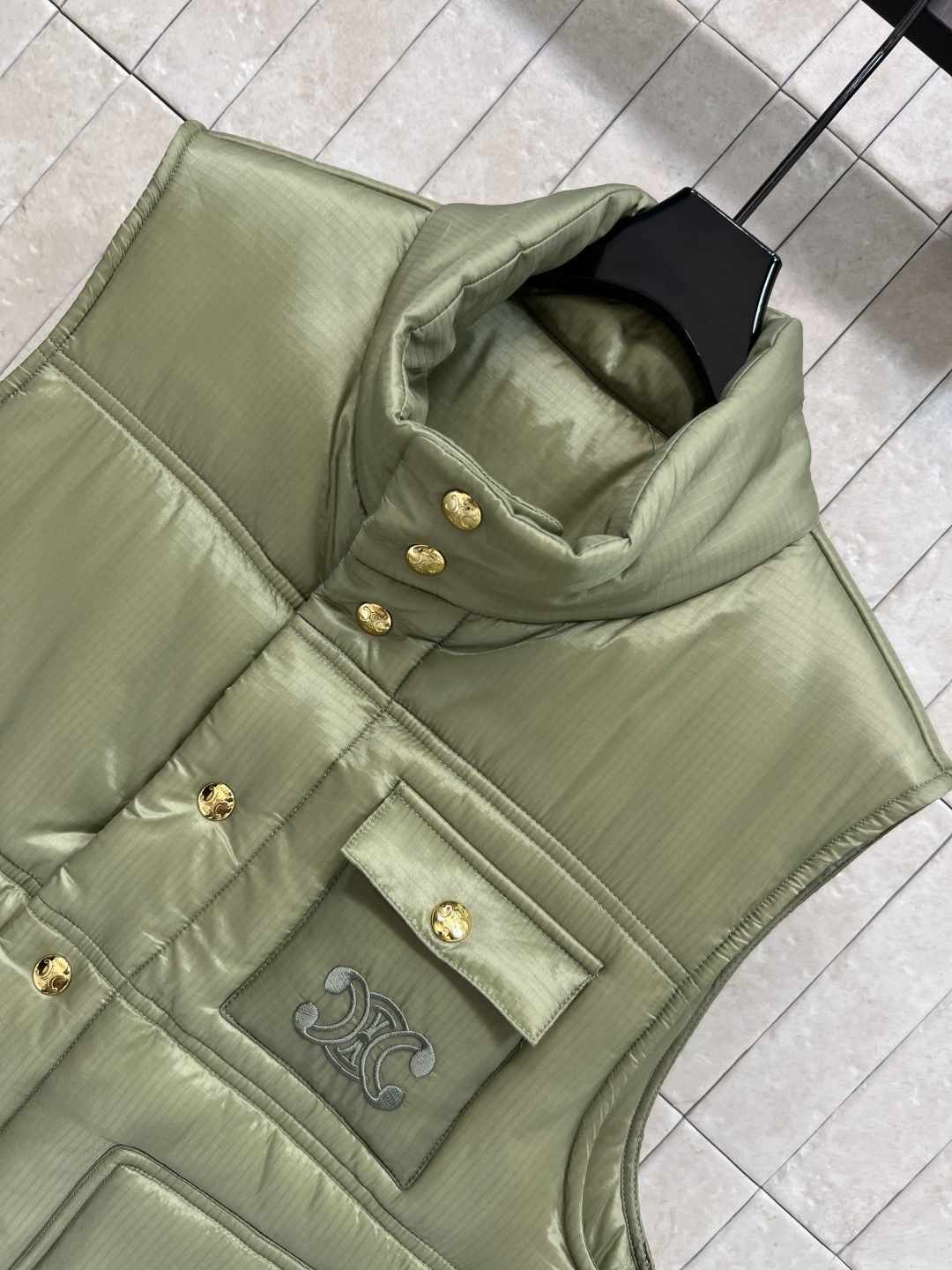 CE家 25秋冬新款 凯旋门羽绒马甲 主打奶咖色和卡其绿 轻薄又保暖 正面凯旋门刺绣细节超精致 搭配毛衣
