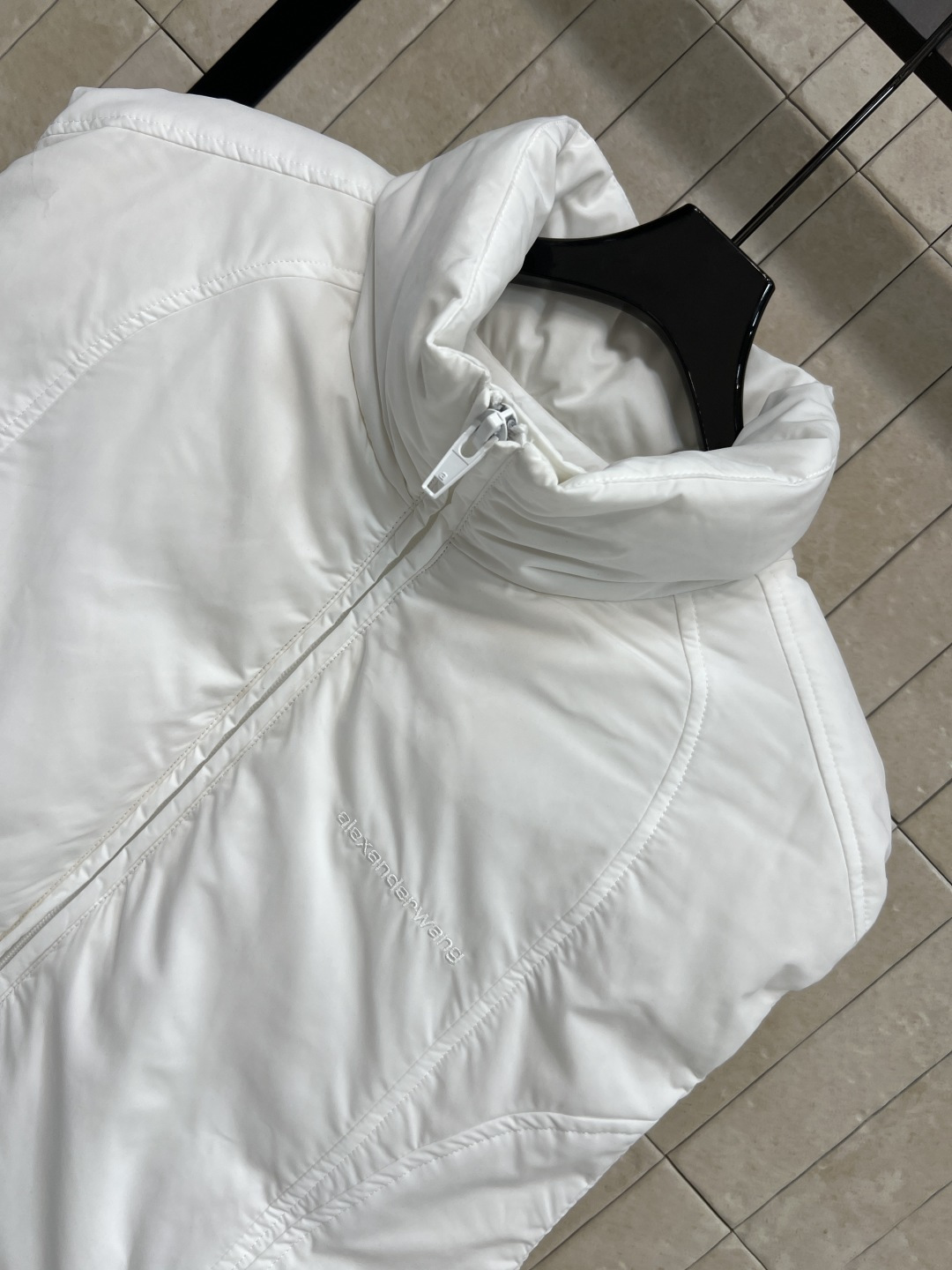 AW家 25秋冬新款 立领羽绒马甲 轻盈保暖 秋冬叠穿超实用！抽绳设计可调节腰部，避免臃肿 胸前刺绣lo