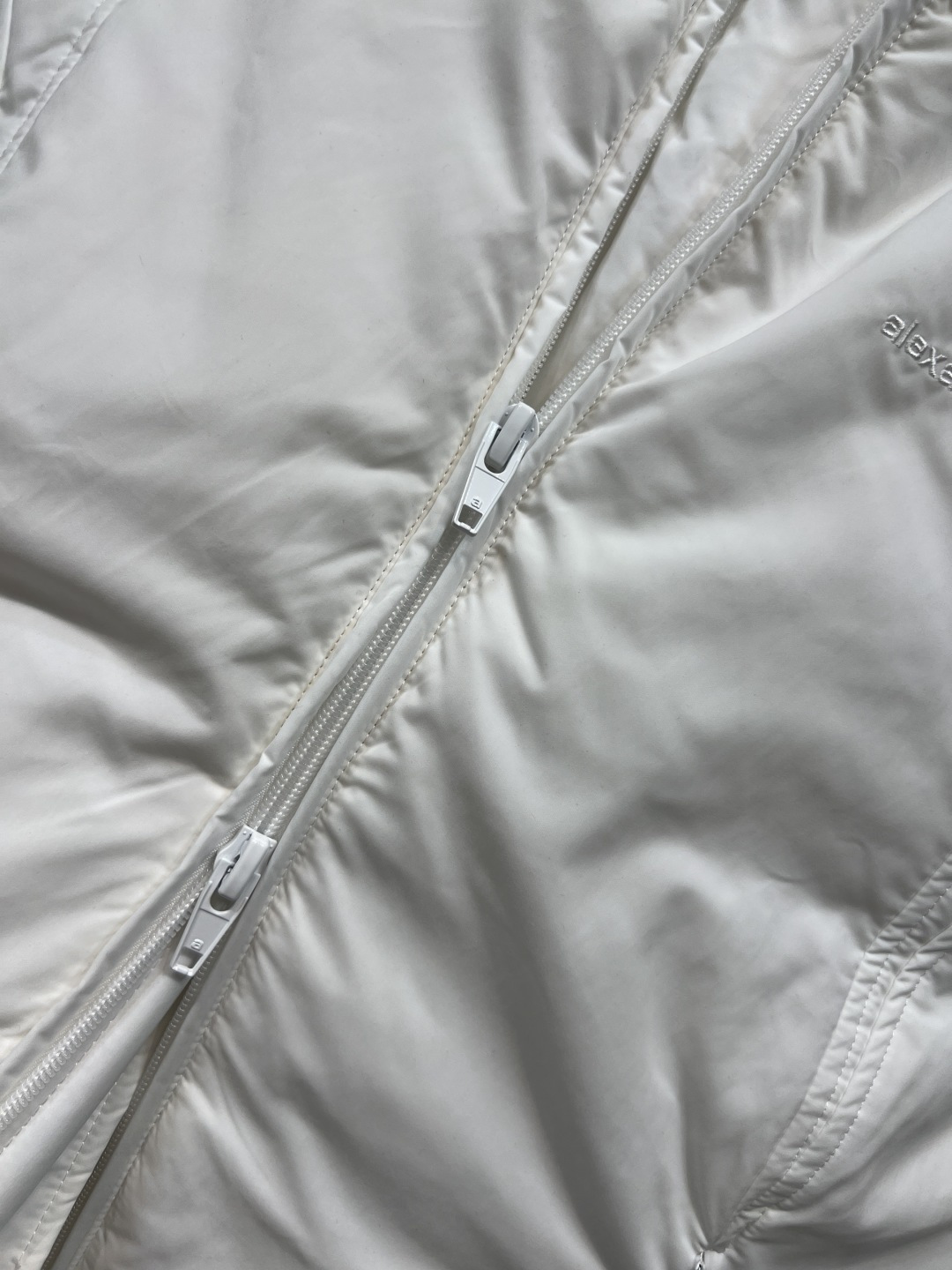 AW家 25秋冬新款 立领羽绒马甲 轻盈保暖 秋冬叠穿超实用！抽绳设计可调节腰部，避免臃肿 胸前刺绣lo