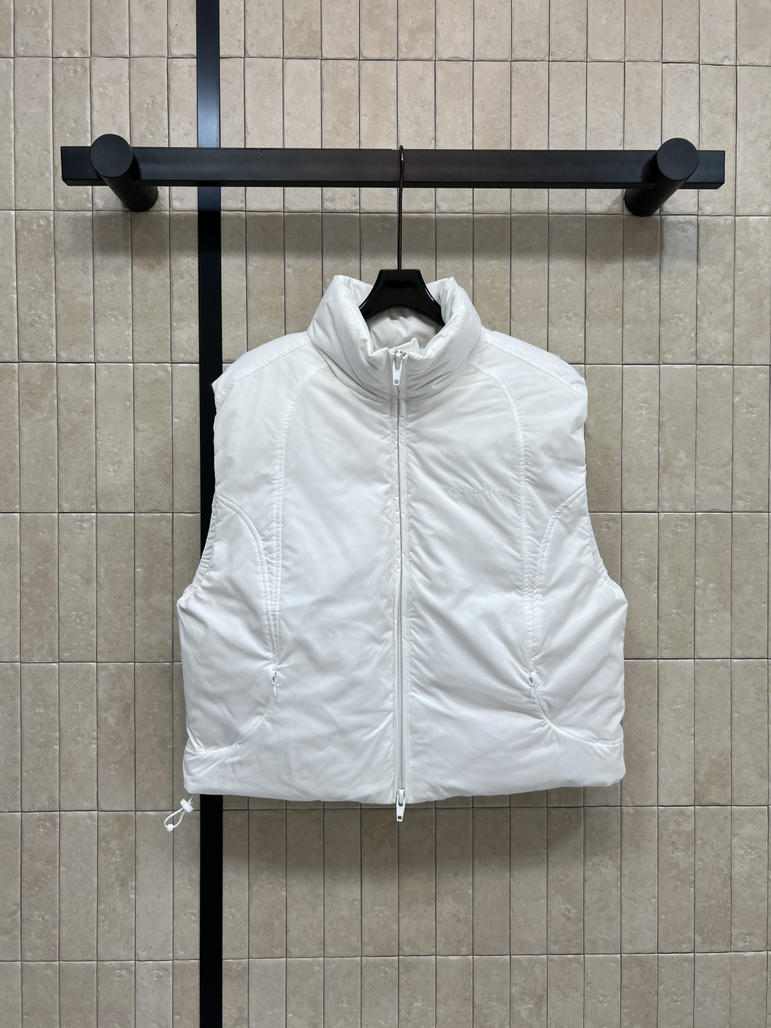 NO:575981,Comes with dust bag AW Home 25 new autumn and winter stand-up collar down vest, light and warm, super practical for layering in autumn and winter!  The drawstring design can adjust the waist to avoid bloating. The embroidered logo on the chest is embellished with it. It has perfect fashion sense and can be easily controlled for commuting, outdoor and leisure. It goes well with base shirts or sweaters. It has both functionality and high-end sense. It is a must-have item for autumn and winter layering!  Two colors and three sizes,,hoodie,sweatshirts,down jacket,alexander wang19860909配防尘袋AW家 25秋冬新款 立领羽绒马甲 轻盈保暖 秋冬叠穿超实用！抽绳设计可调节腰部,避免臃肿 胸前刺绣logo徽标点缀 时尚感满分通勤、户外、休闲都能轻松驾驭 搭配打底衫或卫衣都很出彩 兼具功能性与高级感 秋冬叠穿必备单品！两色三码,,hoodie,sweatshirts,down jacket,alexander wang,Women's clothing