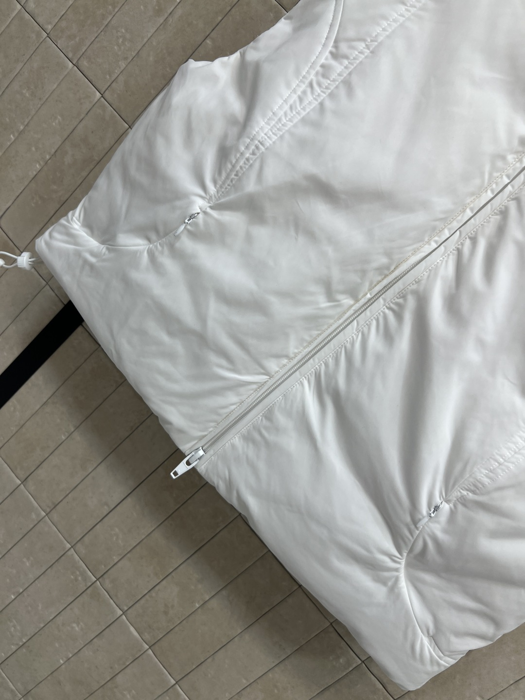 AW家 25秋冬新款 立领羽绒马甲 轻盈保暖 秋冬叠穿超实用！抽绳设计可调节腰部，避免臃肿 胸前刺绣lo