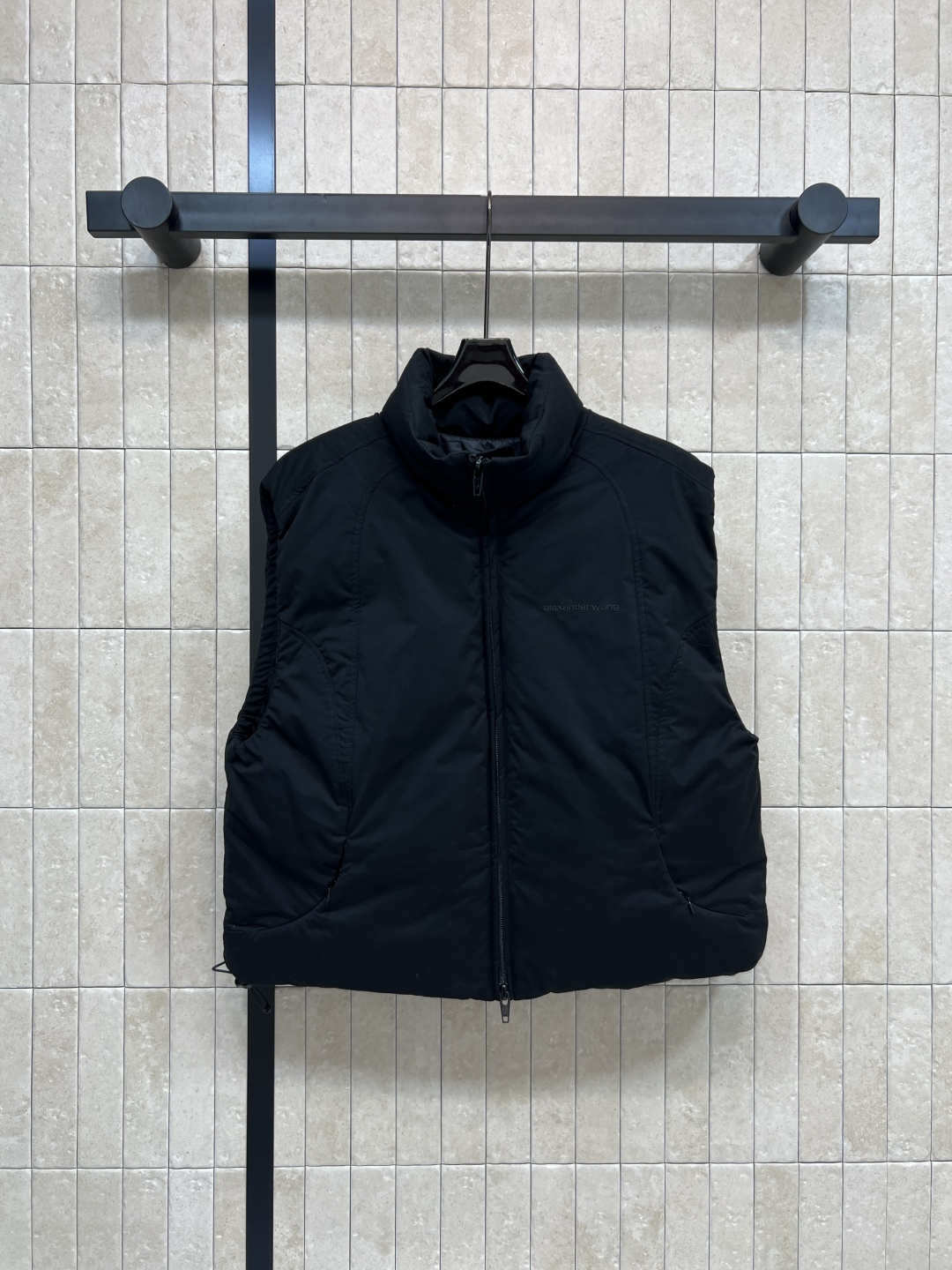 NO:575982,Comes with dust bag AW Home 25 new autumn and winter stand-up collar down vest, light and warm, super practical for layering in autumn and winter!  The drawstring design can adjust the waist to avoid bloating. The embroidered logo on the chest is embellished with it. It has perfect fashion sense and can be easily controlled for commuting, outdoor and leisure. It goes well with base shirts or sweaters. It has both functionality and high-end sense. It is a must-have item for autumn and winter layering!  Two colors and three sizes,,hoodie,sweatshirts,down jacket,alexander wang19860909配防尘袋AW家 25秋冬新款 立领羽绒马甲 轻盈保暖 秋冬叠穿超实用！抽绳设计可调节腰部,避免臃肿 胸前刺绣logo徽标点缀 时尚感满分通勤、户外、休闲都能轻松驾驭 搭配打底衫或卫衣都很出彩 兼具功能性与高级感 秋冬叠穿必备单品！两色三码,,hoodie,sweatshirts,down jacket,alexander wang,Women's clothing