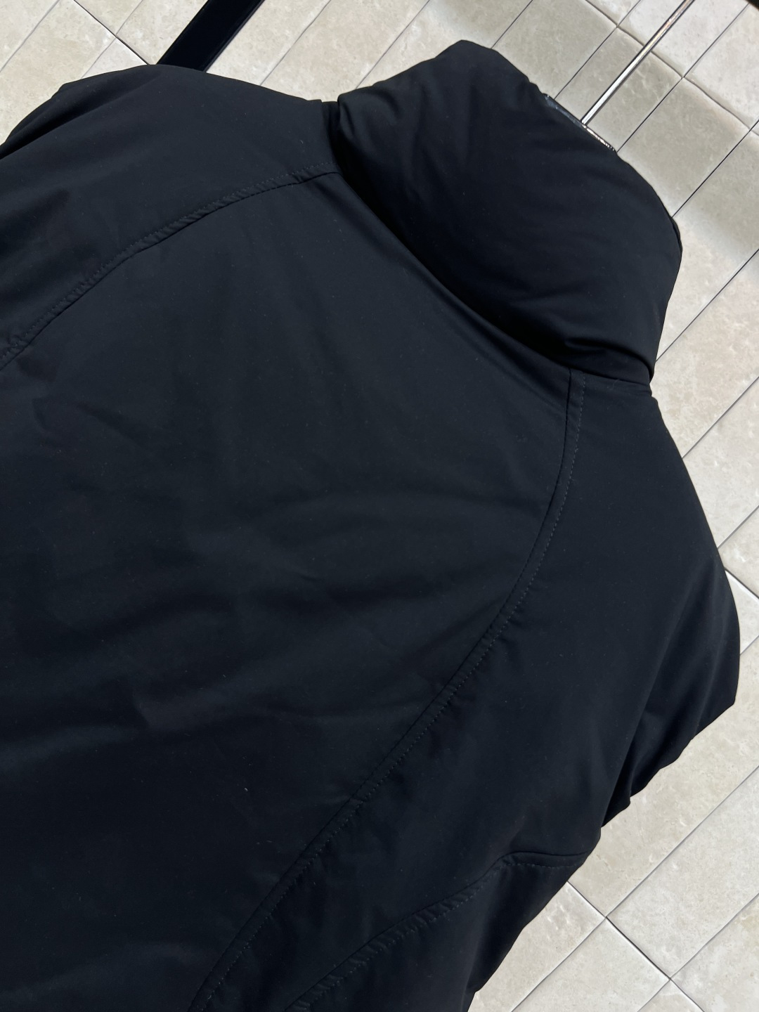 AW家 25秋冬新款 立领羽绒马甲 轻盈保暖 秋冬叠穿超实用！抽绳设计可调节腰部，避免臃肿 胸前刺绣lo