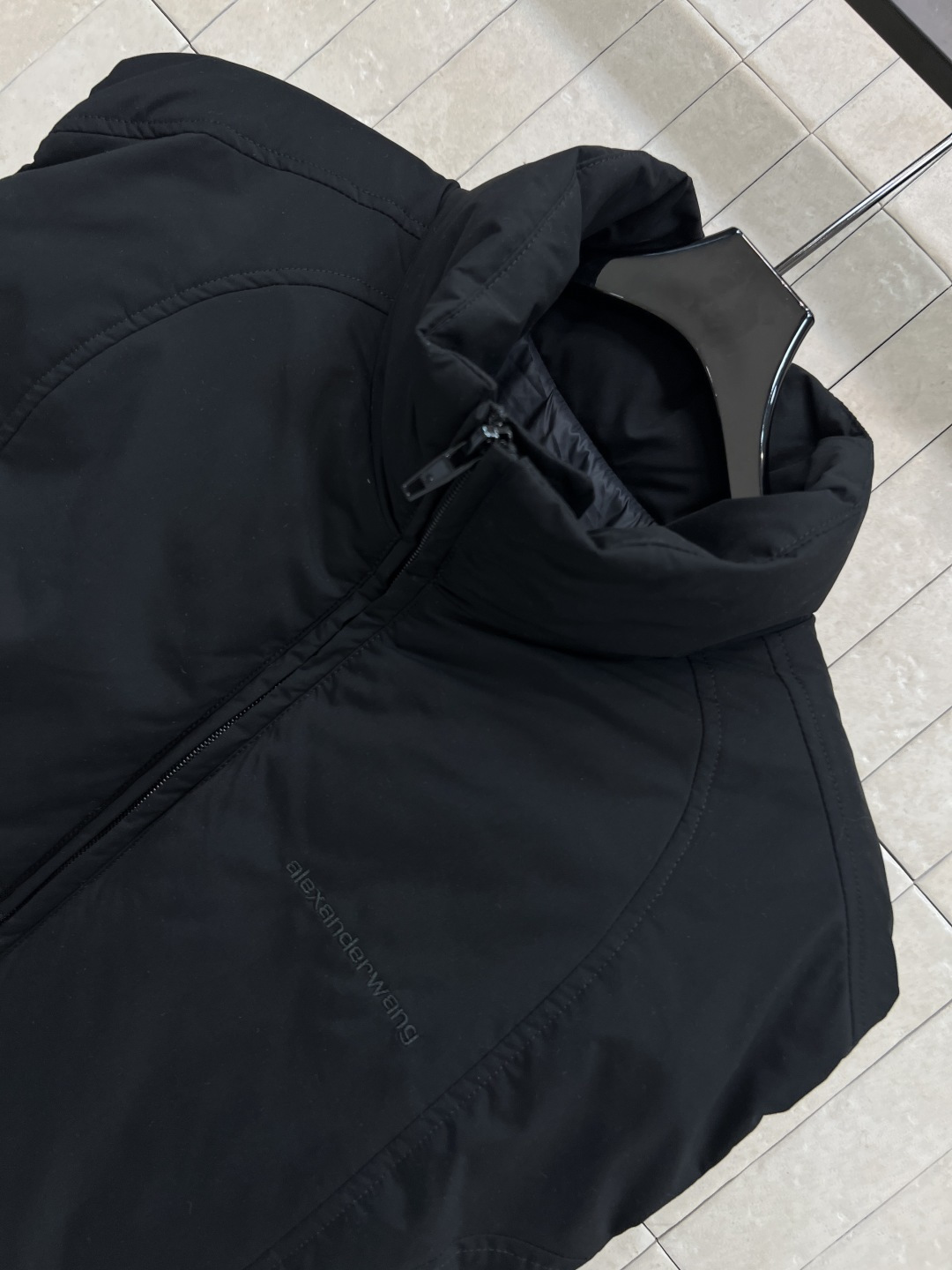 AW家 25秋冬新款 立领羽绒马甲 轻盈保暖 秋冬叠穿超实用！抽绳设计可调节腰部，避免臃肿 胸前刺绣lo