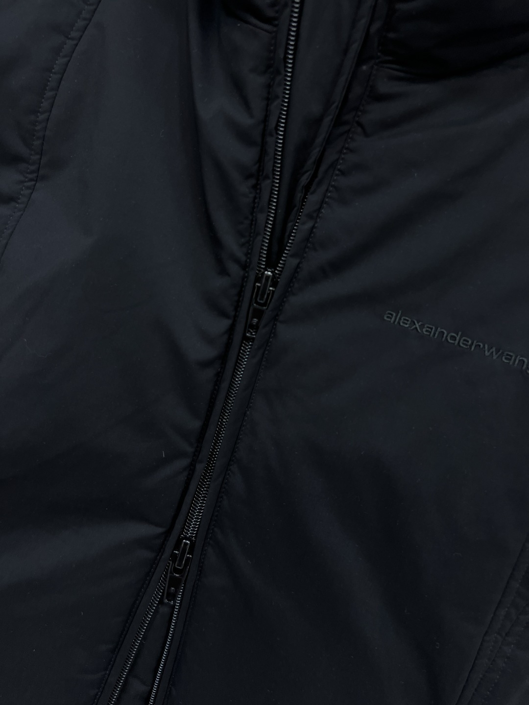 AW家 25秋冬新款 立领羽绒马甲 轻盈保暖 秋冬叠穿超实用！抽绳设计可调节腰部，避免臃肿 胸前刺绣lo