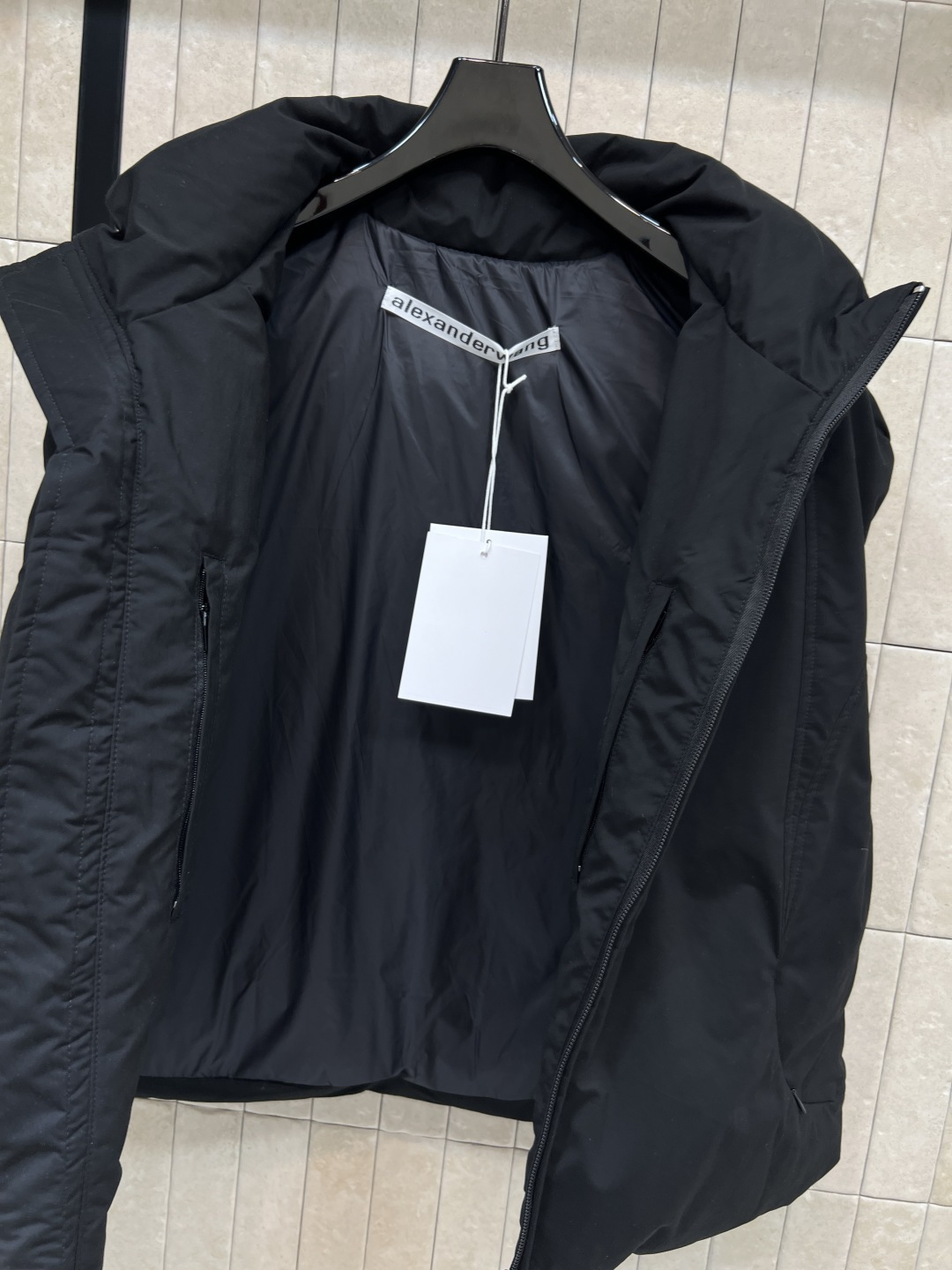 AW家 25秋冬新款 立领羽绒马甲 轻盈保暖 秋冬叠穿超实用！抽绳设计可调节腰部，避免臃肿 胸前刺绣lo