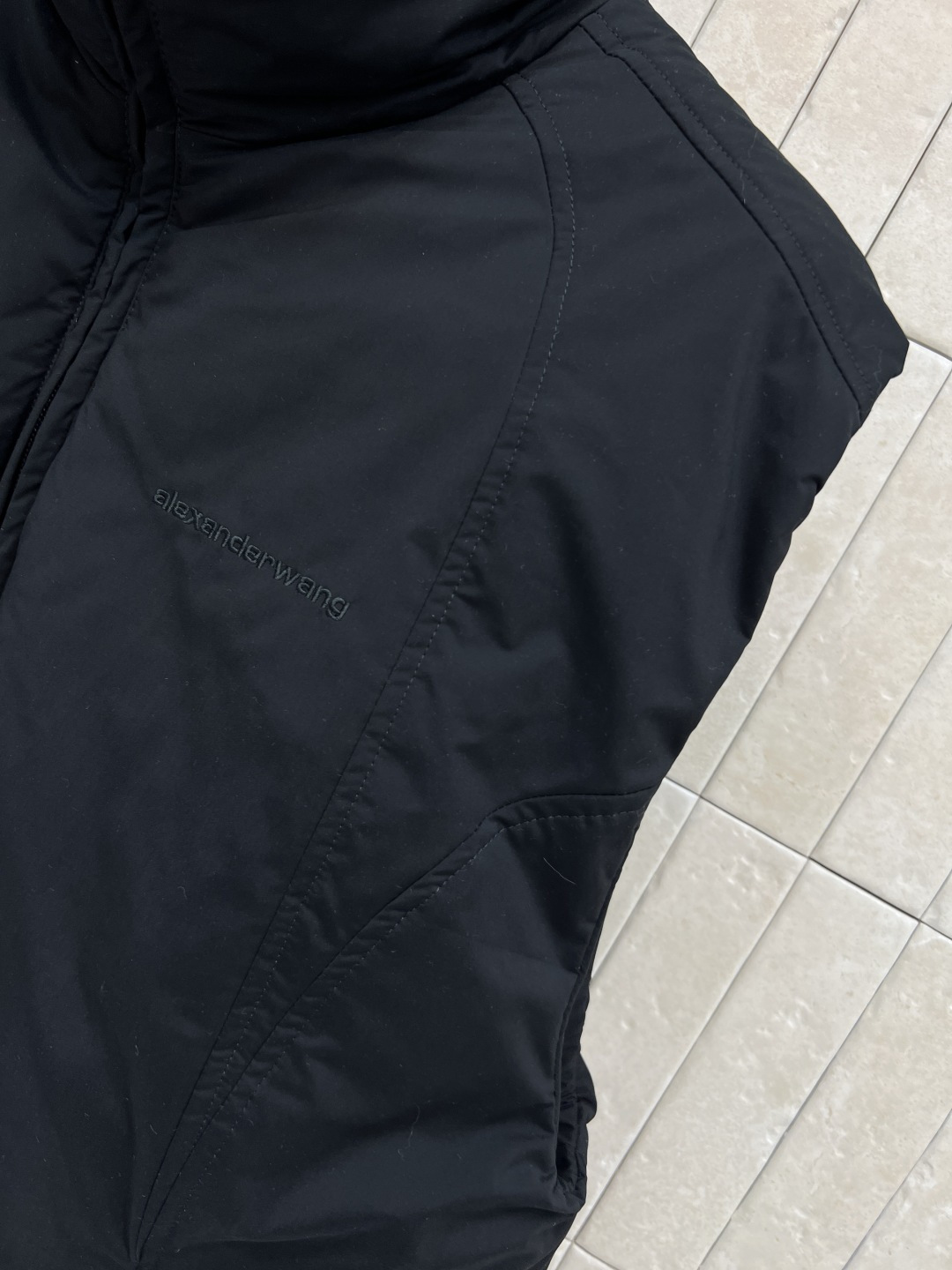 AW家 25秋冬新款 立领羽绒马甲 轻盈保暖 秋冬叠穿超实用！抽绳设计可调节腰部，避免臃肿 胸前刺绣lo