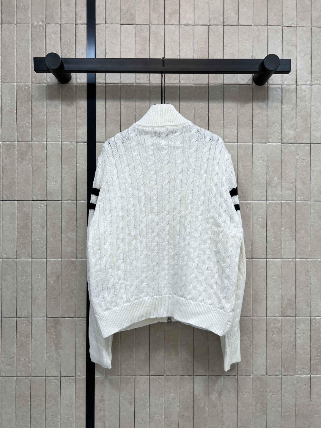 M家 25秋冬新款 立领针织拼接羽绒服 后背+袖子和领口麻花提花针织设计 国标90白鸭绒填充 保暖又轻盈