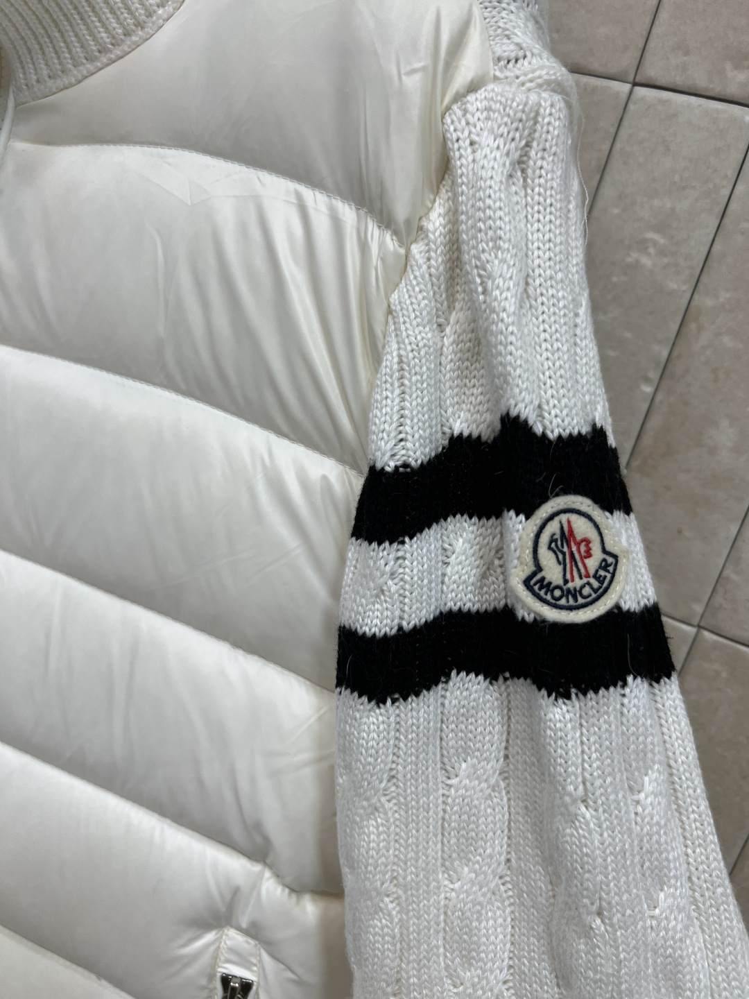 M家 25秋冬新款 立领针织拼接羽绒服 后背+袖子和领口麻花提花针织设计 国标90白鸭绒填充 保暖又轻盈