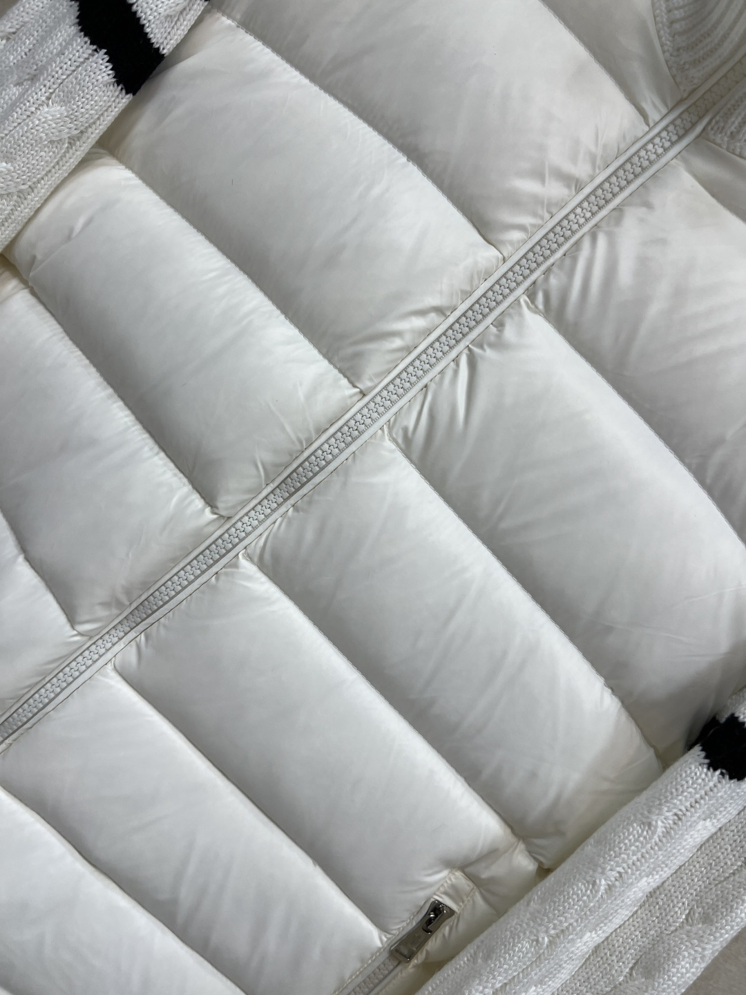 M家 25秋冬新款 立领针织拼接羽绒服 后背+袖子和领口麻花提花针织设计 国标90白鸭绒填充 保暖又轻盈