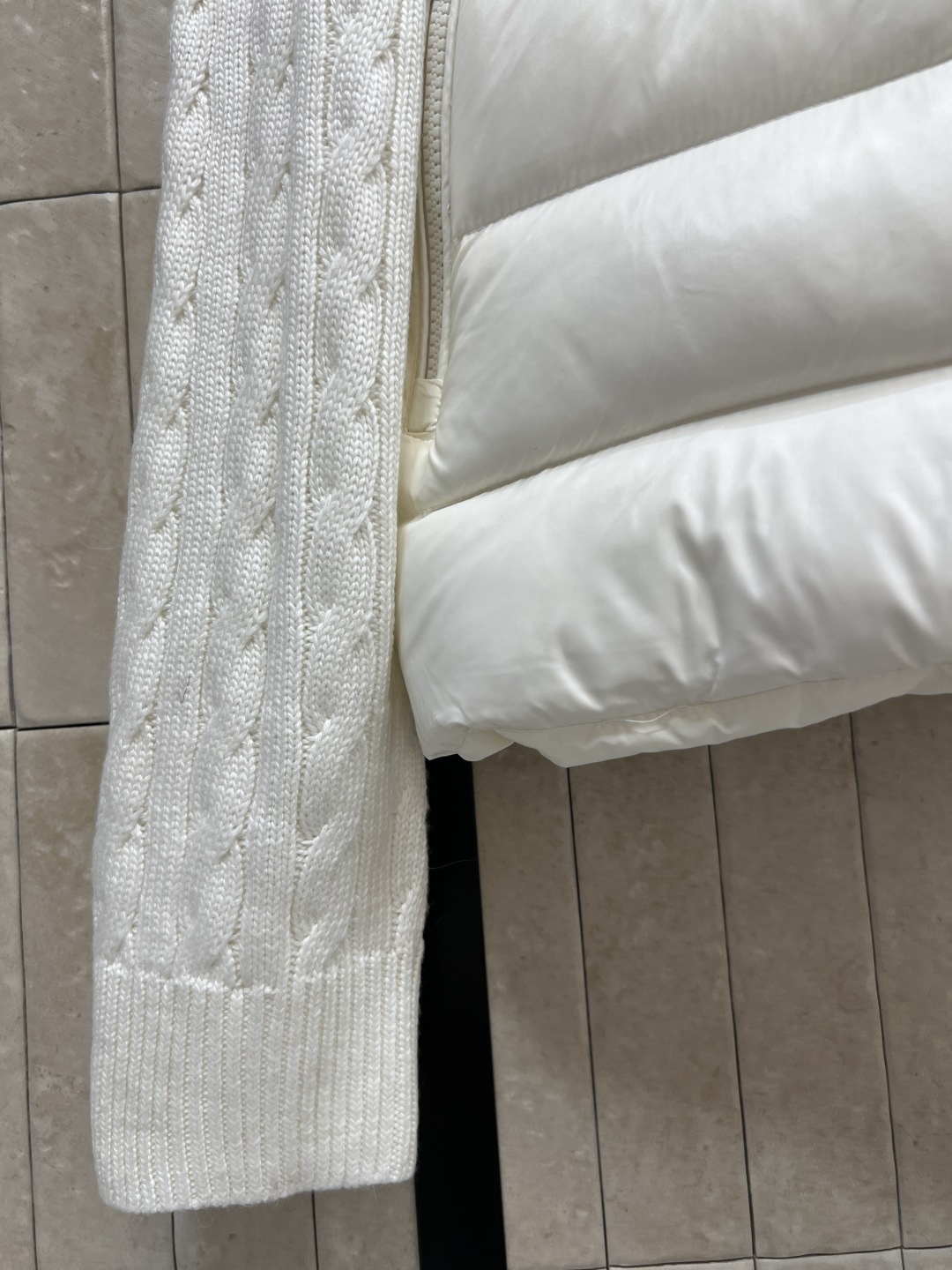 M家 25秋冬新款 立领针织拼接羽绒服 后背+袖子和领口麻花提花针织设计 国标90白鸭绒填充 保暖又轻盈