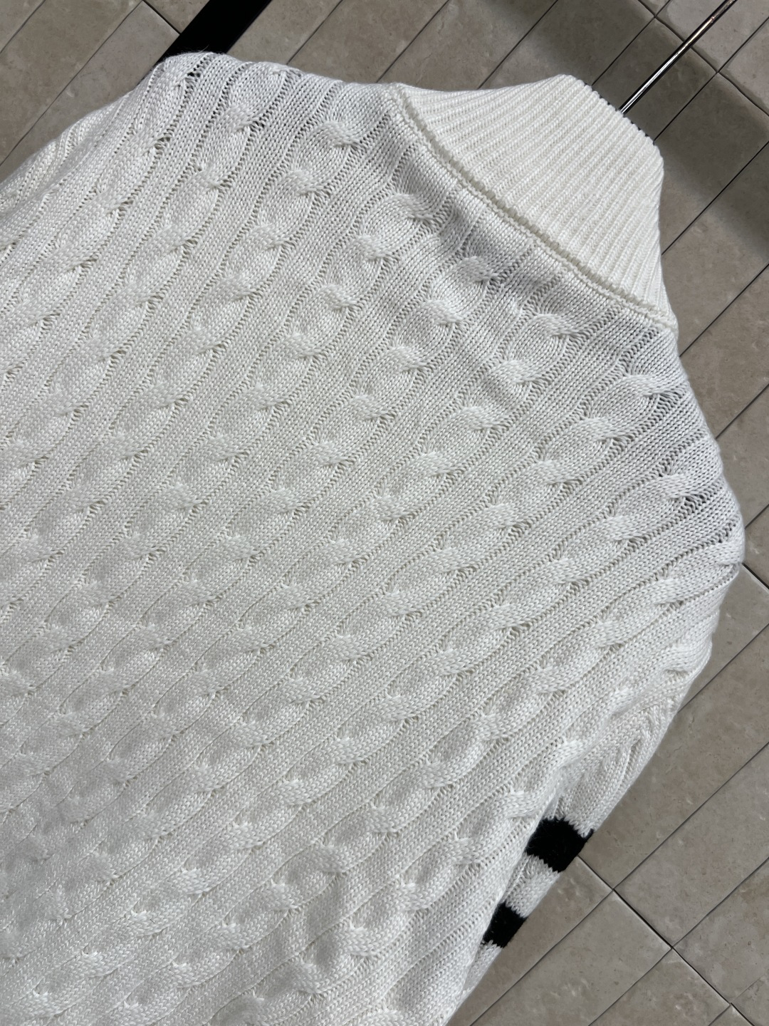 M家 25秋冬新款 立领针织拼接羽绒服 后背+袖子和领口麻花提花针织设计 国标90白鸭绒填充 保暖又轻盈