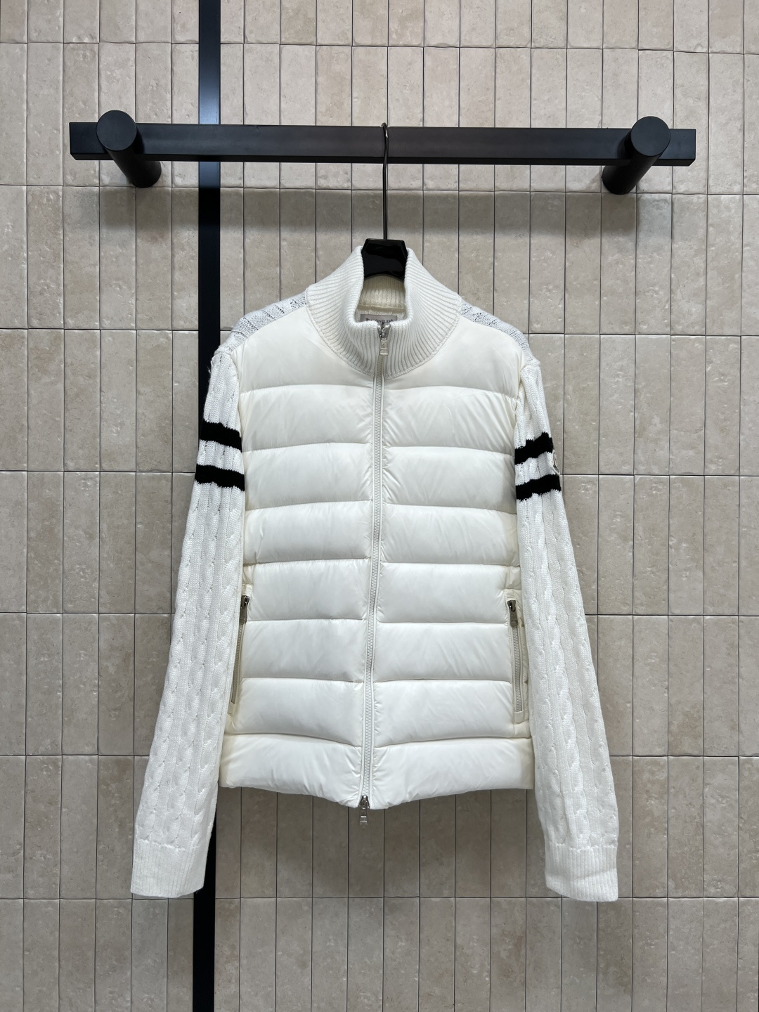 NO:575991,Comes with dust bag M Home 25 new autumn and winter model Stand collar knitted splicing down jacket Back + sleeves and collar twist jacquard knitted design National standard 90 white duck down filling Warm and lightweight Black stripes on the cuffs Simple and sporty Suitable for commuting and leisure in autumn and winter Pair with jeans or casual pants to easily get a comfortable and fashionable outfit Four colors and five, jeans, down jacket, alexander wang19860909配防尘袋M家 25秋冬新款 立领针织拼接羽绒服 后背+袖子和领口麻花提花针织设计 国标90白鸭绒填充 保暖又轻盈 袖口黑色条纹点缀 简约又有运动感 秋冬通勤、休闲都很适合 搭配牛仔裤或休闲裤 轻松get舒适时尚穿搭 四色五,,jeans,down jacket,alexander wang,Women's clothing