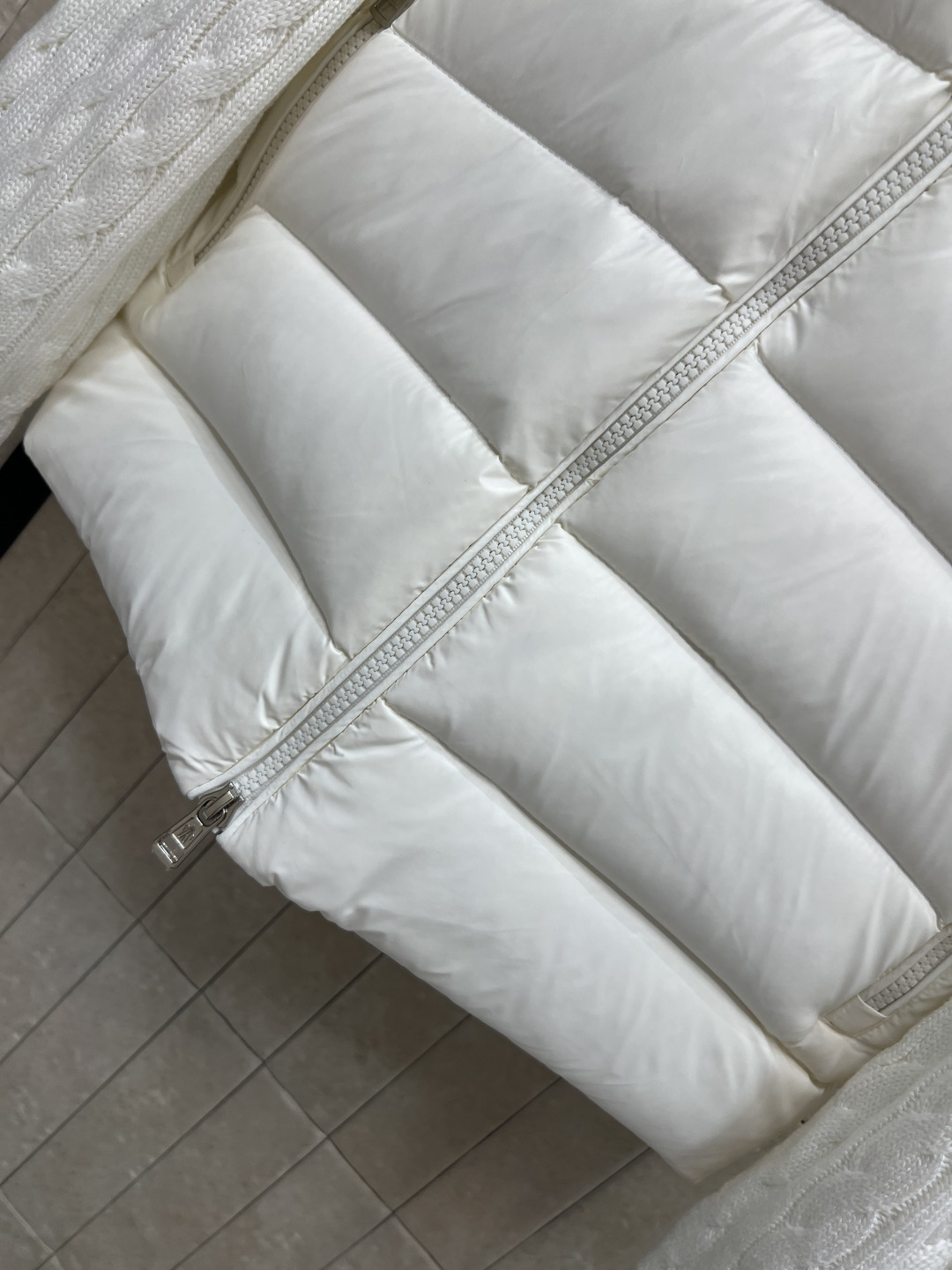 M家 25秋冬新款 立领针织拼接羽绒服 后背+袖子和领口麻花提花针织设计 国标90白鸭绒填充 保暖又轻盈