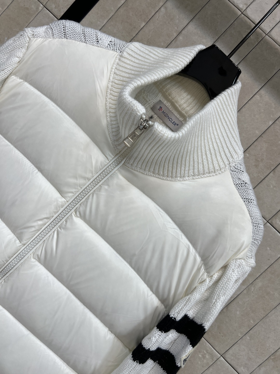 M家 25秋冬新款 立领针织拼接羽绒服 后背+袖子和领口麻花提花针织设计 国标90白鸭绒填充 保暖又轻盈