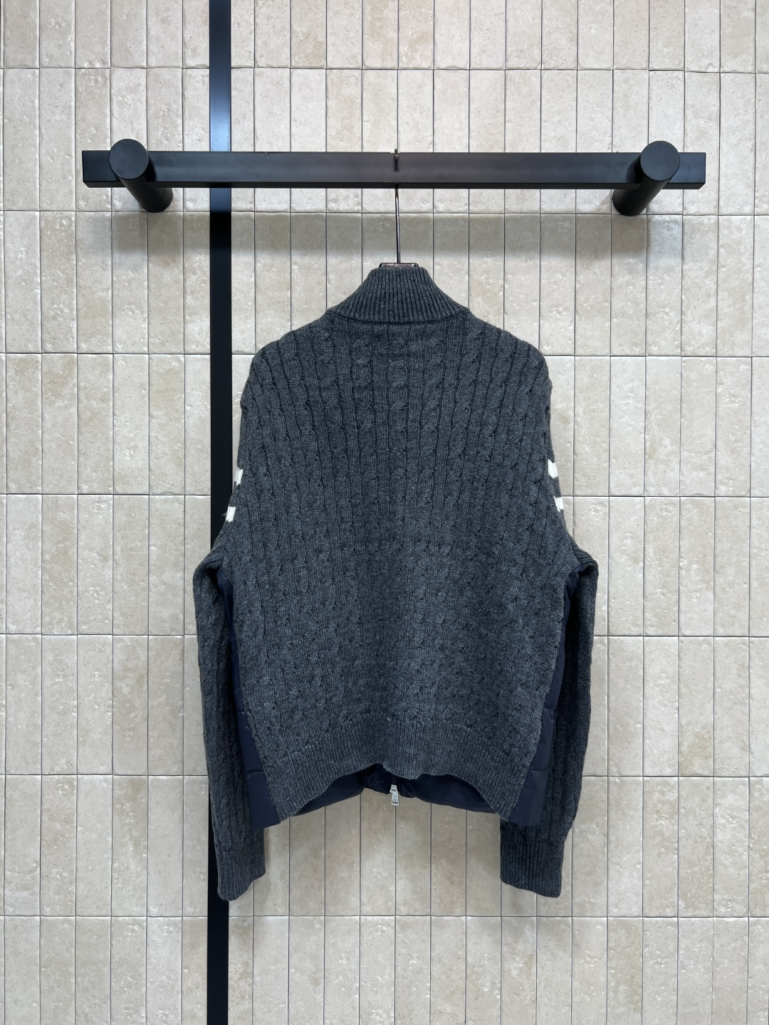 M家 25秋冬新款 立领针织拼接羽绒服 后背+袖子和领口麻花提花针织设计 国标90白鸭绒填充 保暖又轻盈