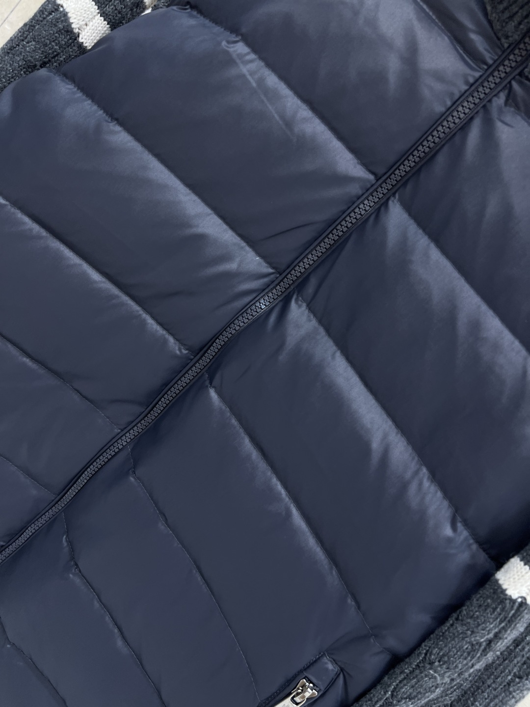 M家 25秋冬新款 立领针织拼接羽绒服 后背+袖子和领口麻花提花针织设计 国标90白鸭绒填充 保暖又轻盈