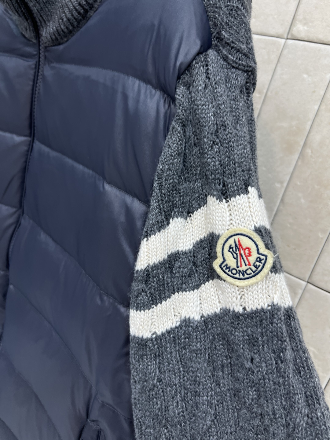 M家 25秋冬新款 立领针织拼接羽绒服 后背+袖子和领口麻花提花针织设计 国标90白鸭绒填充 保暖又轻盈