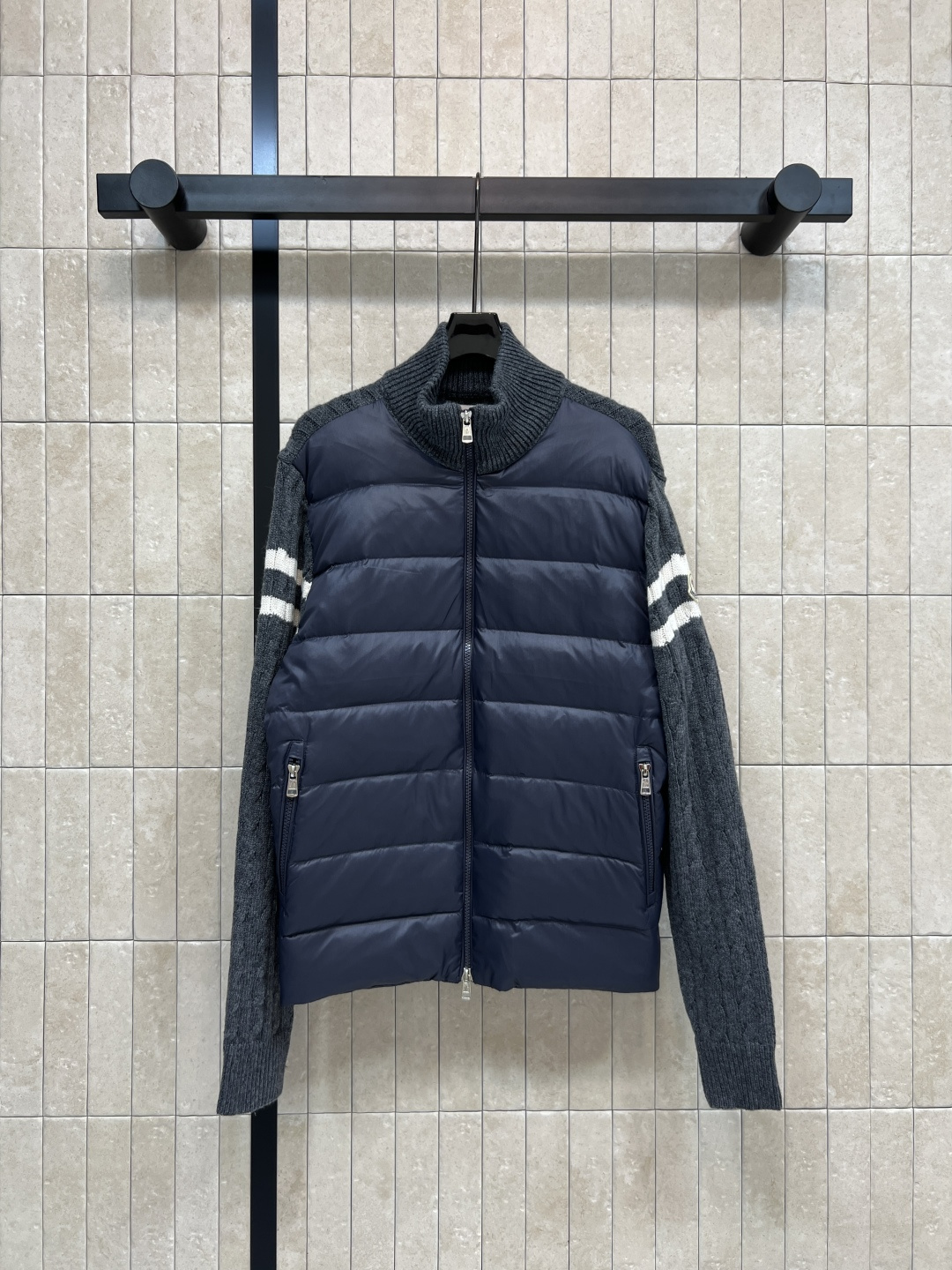 NO:575994,Comes with dust bag M Home 25 new autumn and winter model Stand collar knitted splicing down jacket Back + sleeves and collar twist jacquard knit design National standard 90 white duck down filling Warm and lightweight Black stripes on the cuffs Simple and sporty Suitable for commuting and leisure in autumn and winter Pair with jeans or casual pants to easily get a comfortable and fashionable outfit Four colors and five codes, jeans, down jacket, alexander wang19860909配防尘袋M家 25秋冬新款 立领针织拼接羽绒服 后背+袖子和领口麻花提花针织设计 国标90白鸭绒填充 保暖又轻盈 袖口黑色条纹点缀 简约又有运动感 秋冬通勤、休闲都很适合 搭配牛仔裤或休闲裤 轻松get舒适时尚穿搭 四色五码,,jeans,down jacket,alexander wang,Women's clothing