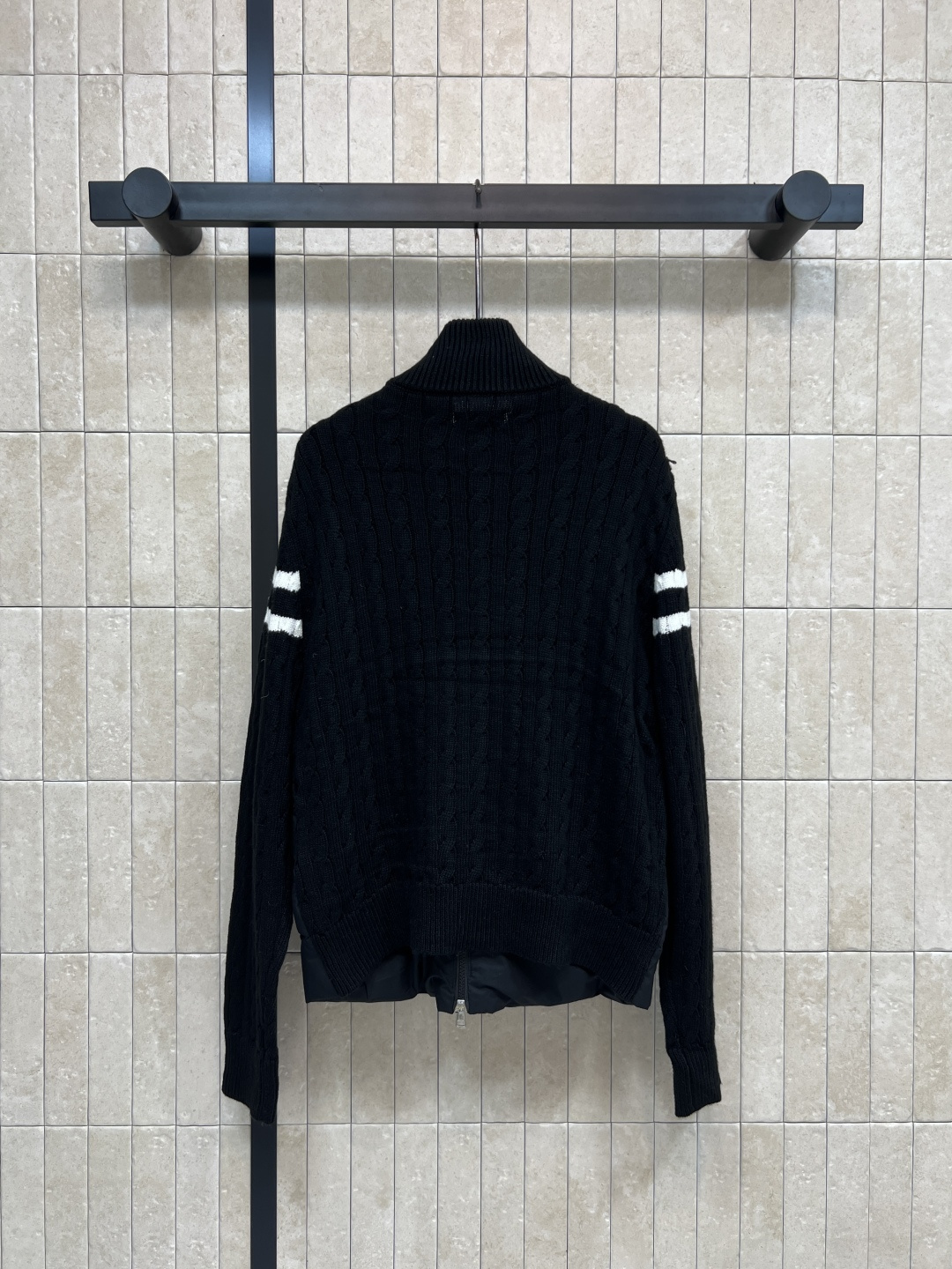 M家 25秋冬新款 立领针织拼接羽绒服 后背+袖子和领口麻花提花针织设计 国标90白鸭绒填充 保暖又轻盈